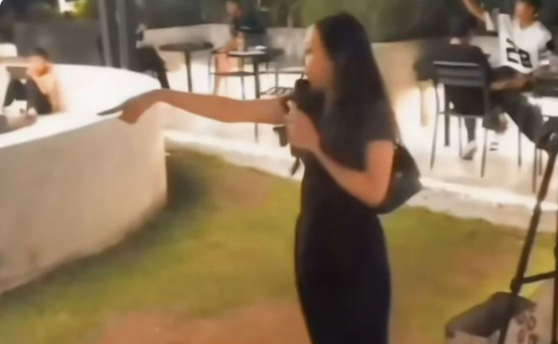 Wanita Naik Panggung Digira Mau Nyanyi, Ternyata Malah Nagih Utang – Kehebohan Terjadi