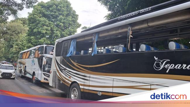 Ricuh di Rest Area Tol Jagorawi: 2 Bus Suporter Dirusak, Kaca Pecah