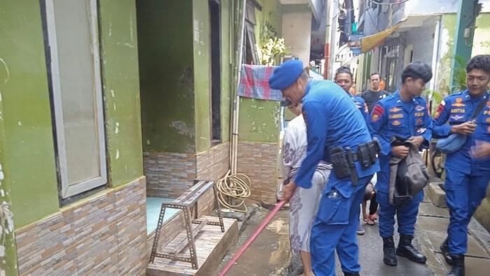 Aksi Cepat Polisi, Lumpur Sisa Banjir di Kampung Melayu Dibersihkan