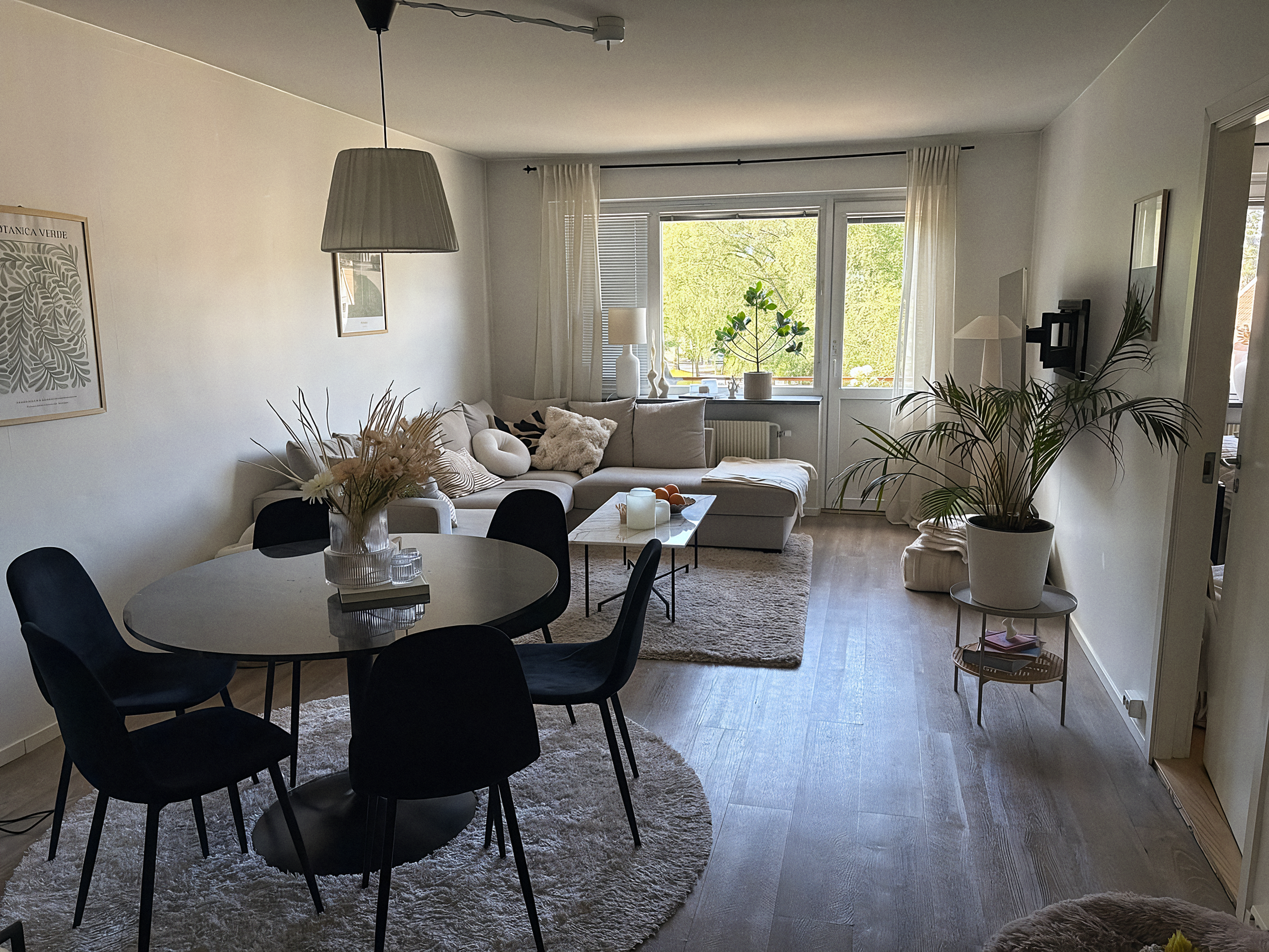 Wynajem mieszkania Szwecja - jasny salon z jadalnią w stylu skandynawskim, typowe wnętrze mieszkania na rynek najmu
