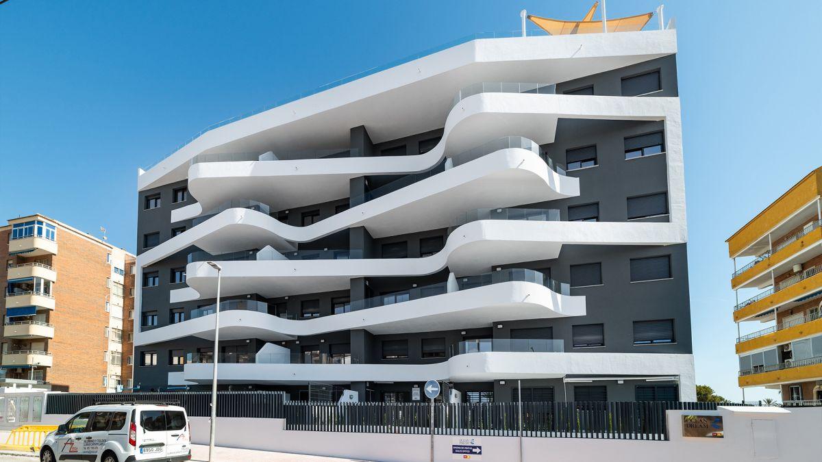 Moderne Apartmentanlage mit welligen weißen Balkonen an der Costa Blanca, Immobilien in Strandnähe