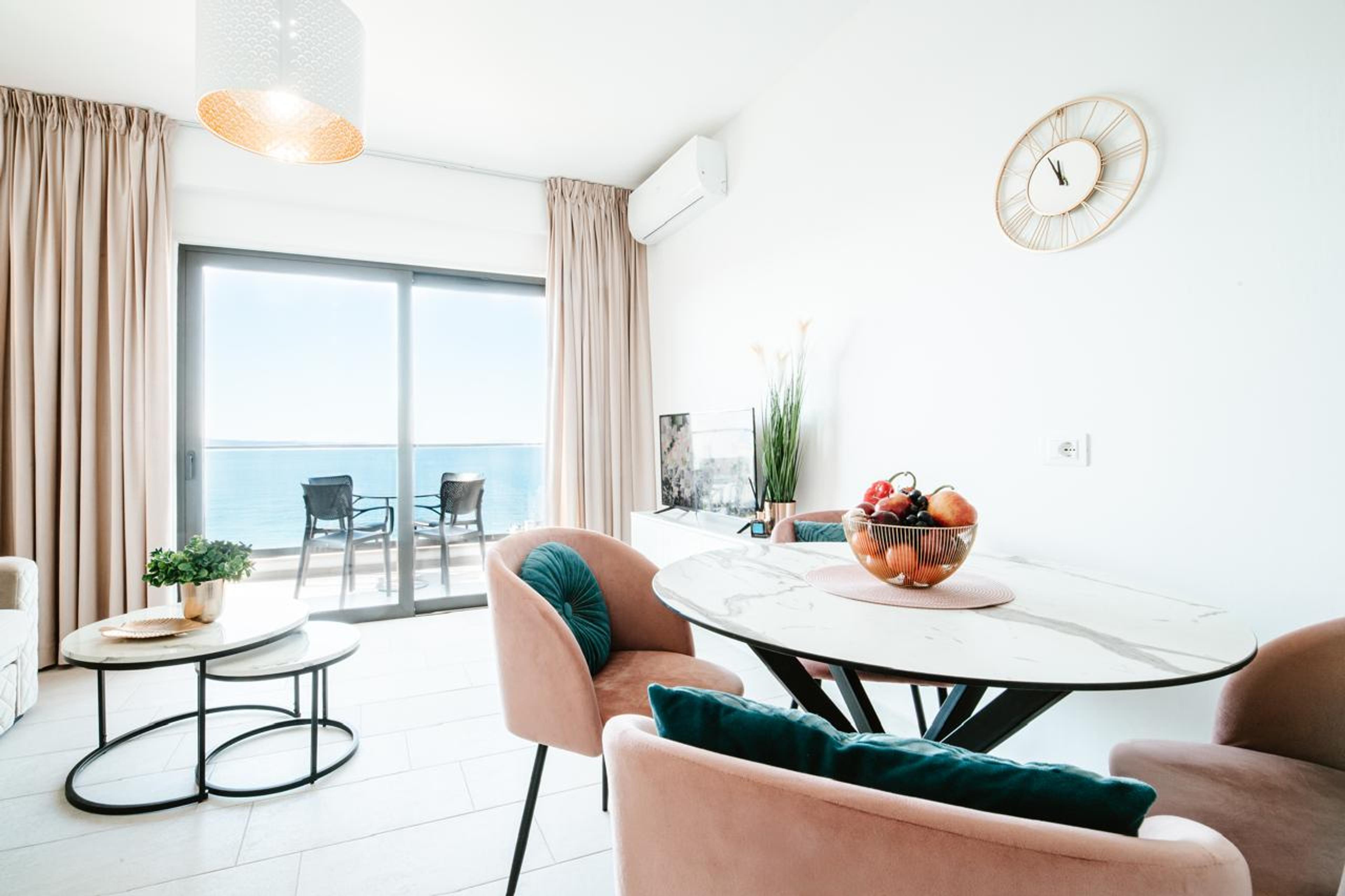 Nuovo appartamento a Valona con ampia finestra, terrazza e vista sul mare albanese
