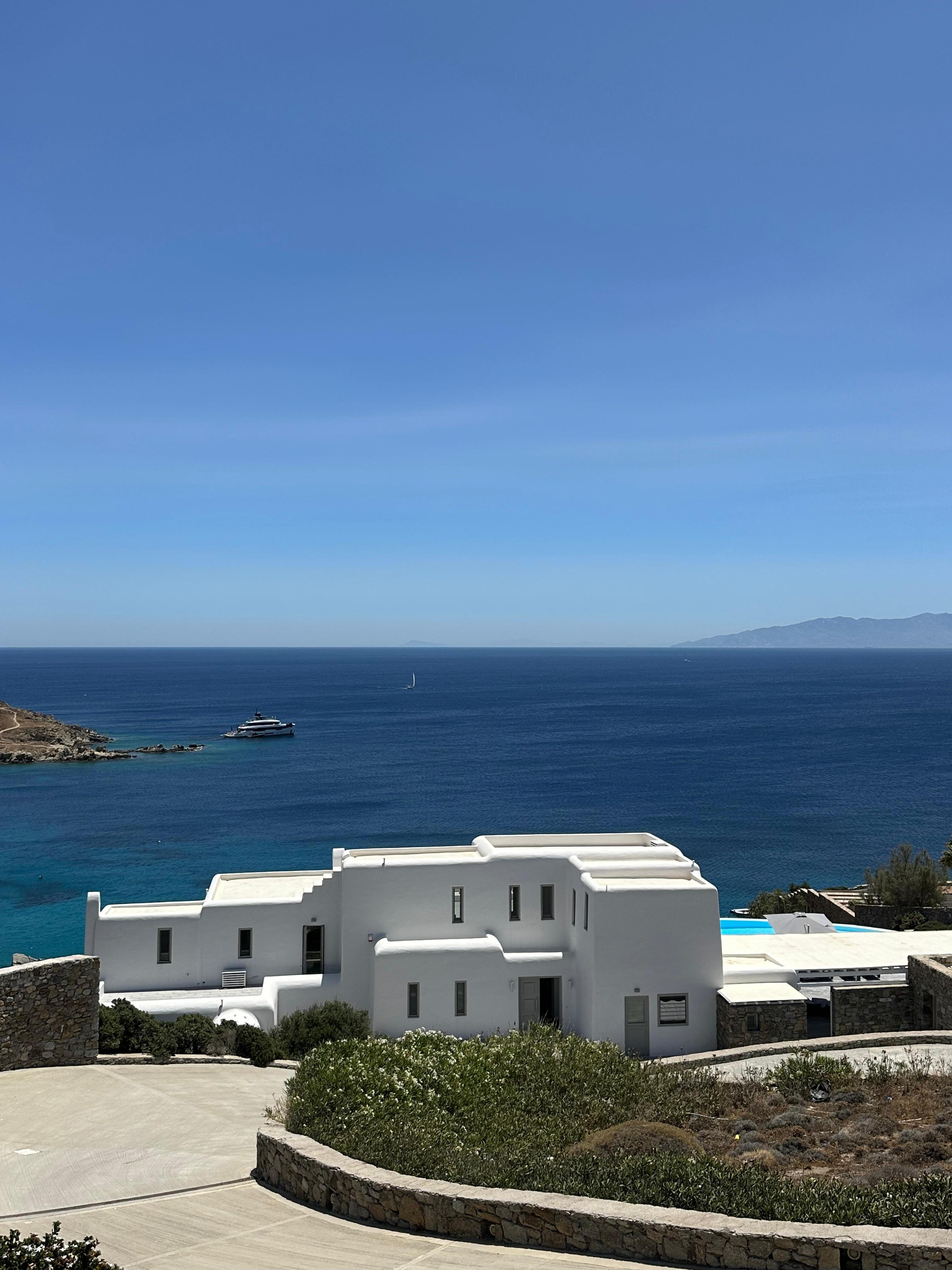 Lägenheter med havsutsikt Grekland – moderna bostäder till salu i Grekland, första strandlinjen på grekiska öar med pool, idealiska som investeringslägenheter i Grekland för korttidsuthyrning och Golden Visa-programmet Grekland fastigheter.
