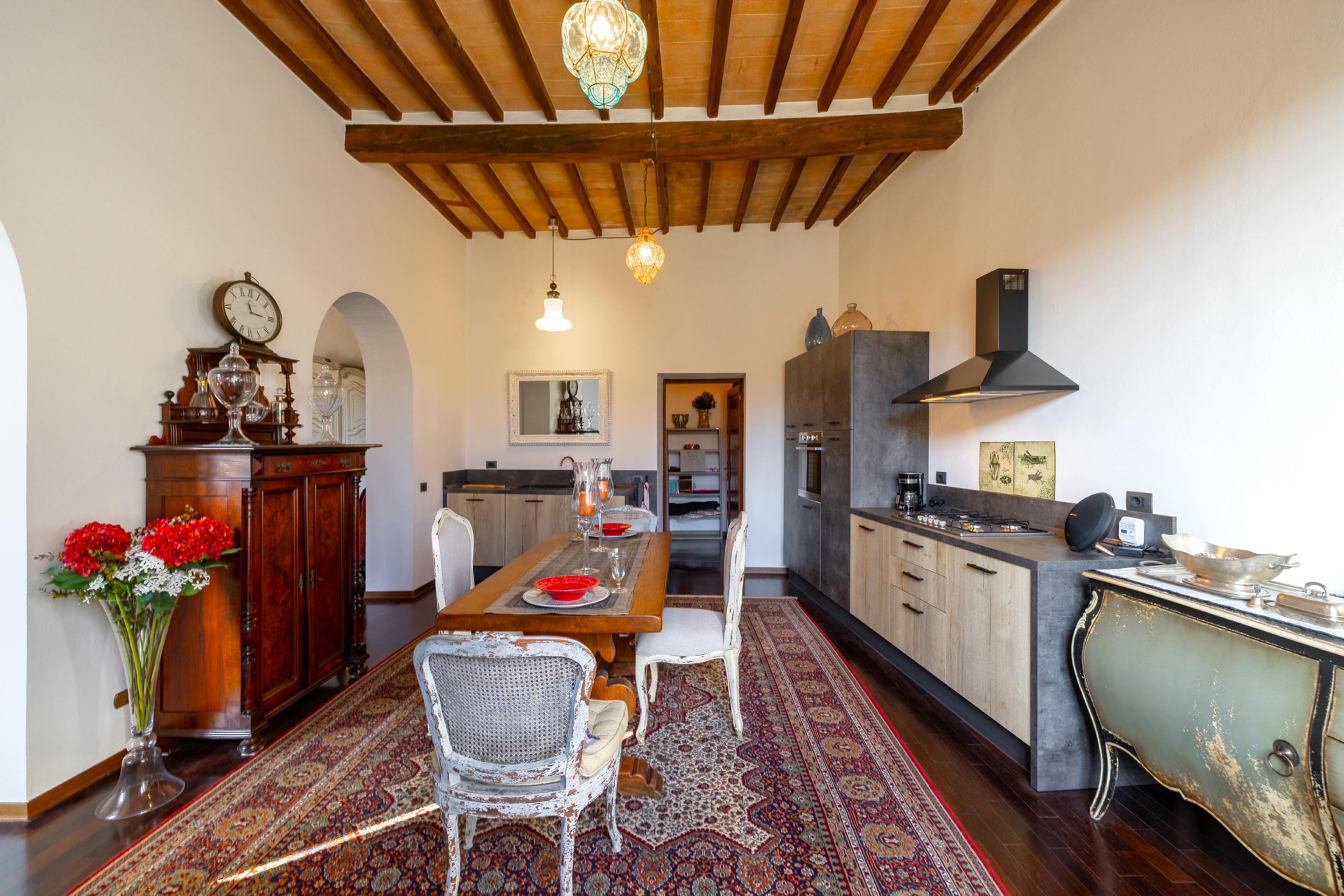 Spacious dining area and kitchen in apartment in Sansepolcro – combination of modern furniture with classical Tuscan style. Property for sale in Tuscany, ideal for investors.