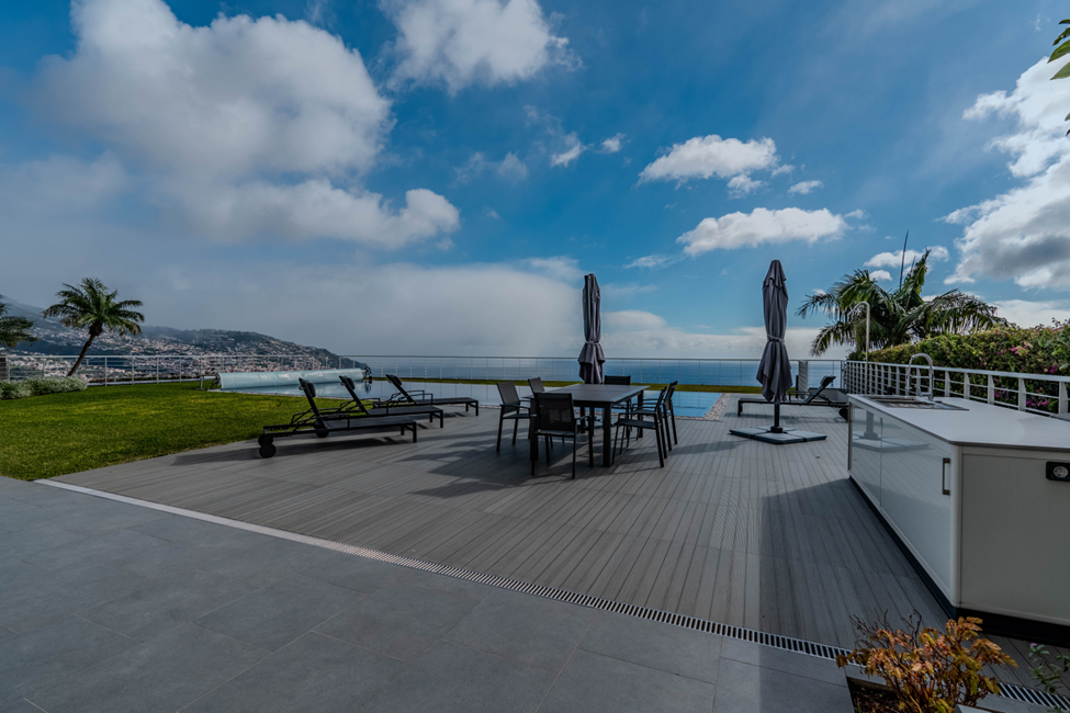 Eksklusiv eiendom på Madeira med panoramautsikt over havet, romslig terrasse og privat basseng. Luksusvilla til salgs i Funchal – ideell investering i eiendom for korttidsutleie eller som helårsbolig. Moderne design, prestisjetung beliggenhet og det beste klimaet i Europa.