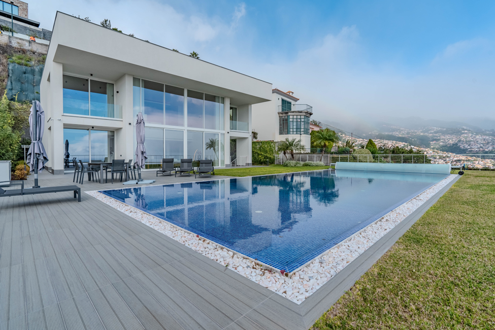 Luksusvilla på Madeira med havutsikt, moderne design og privat basseng, ideell investering i eiendom på Madeira i 2025. Eksklusivt hjem i Funchal – flott mulighet for å kjøpe eiendom for korttidsutleie eller helårsresidens.