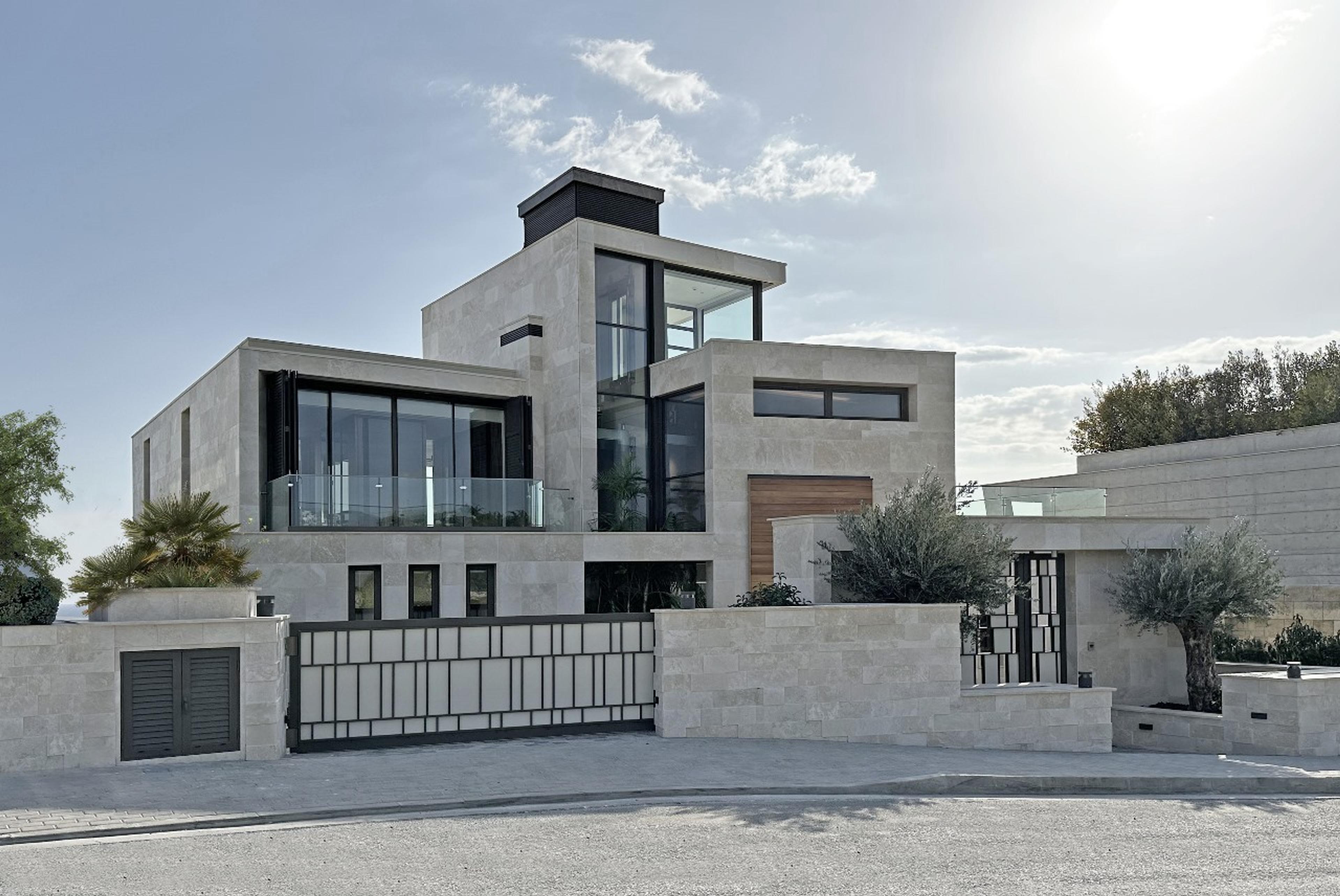 Modern villa for sale in Cyprus – prestigious property with large plot and panoramic glazing