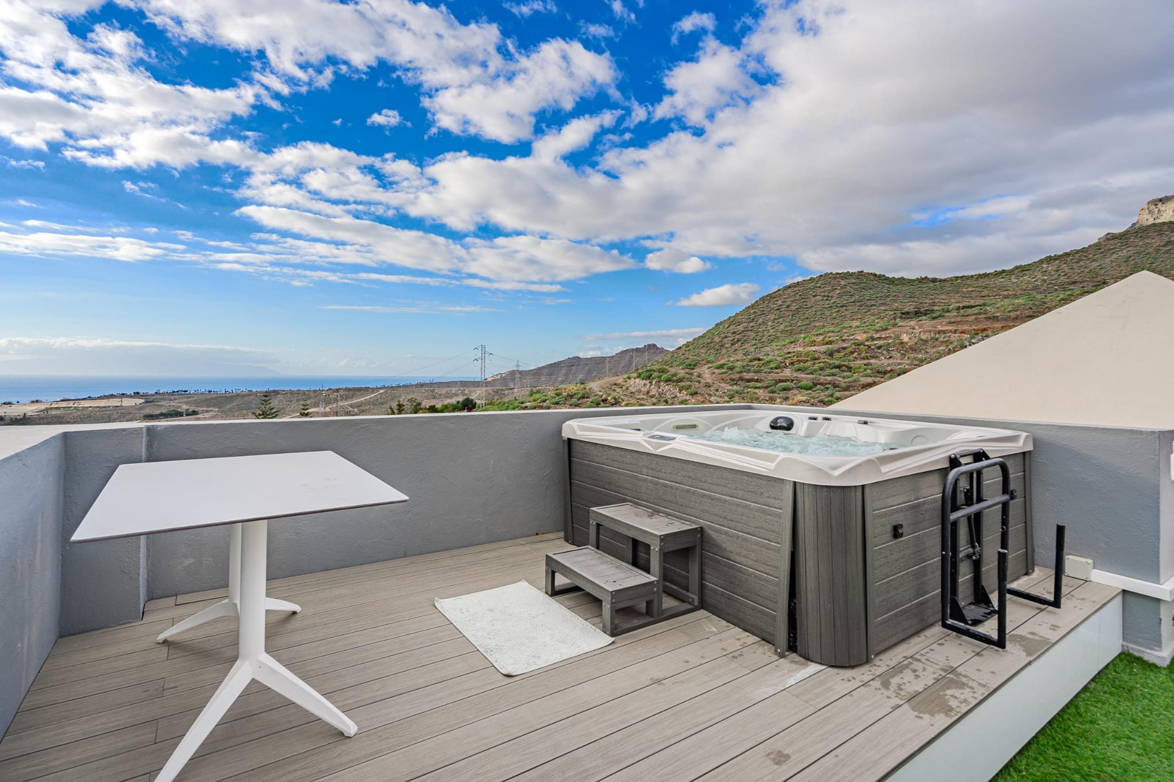 Terrass med jacuzzi i Costa Adeje på Teneriffa