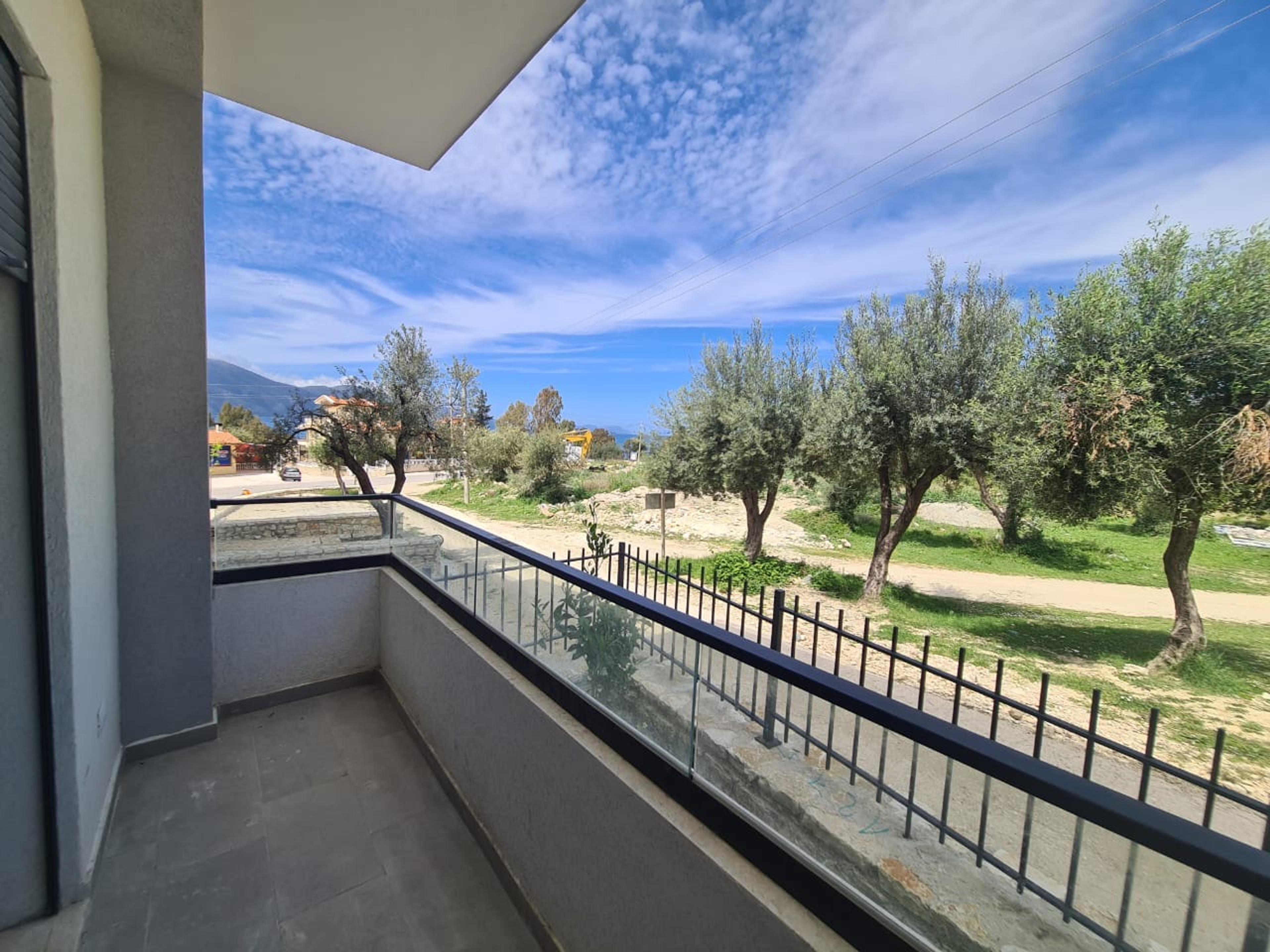 Przestronny balkon w nieruchomości Golem Albania – idealne apartamenty nad morzem do inwestycji i zakupu w 2025