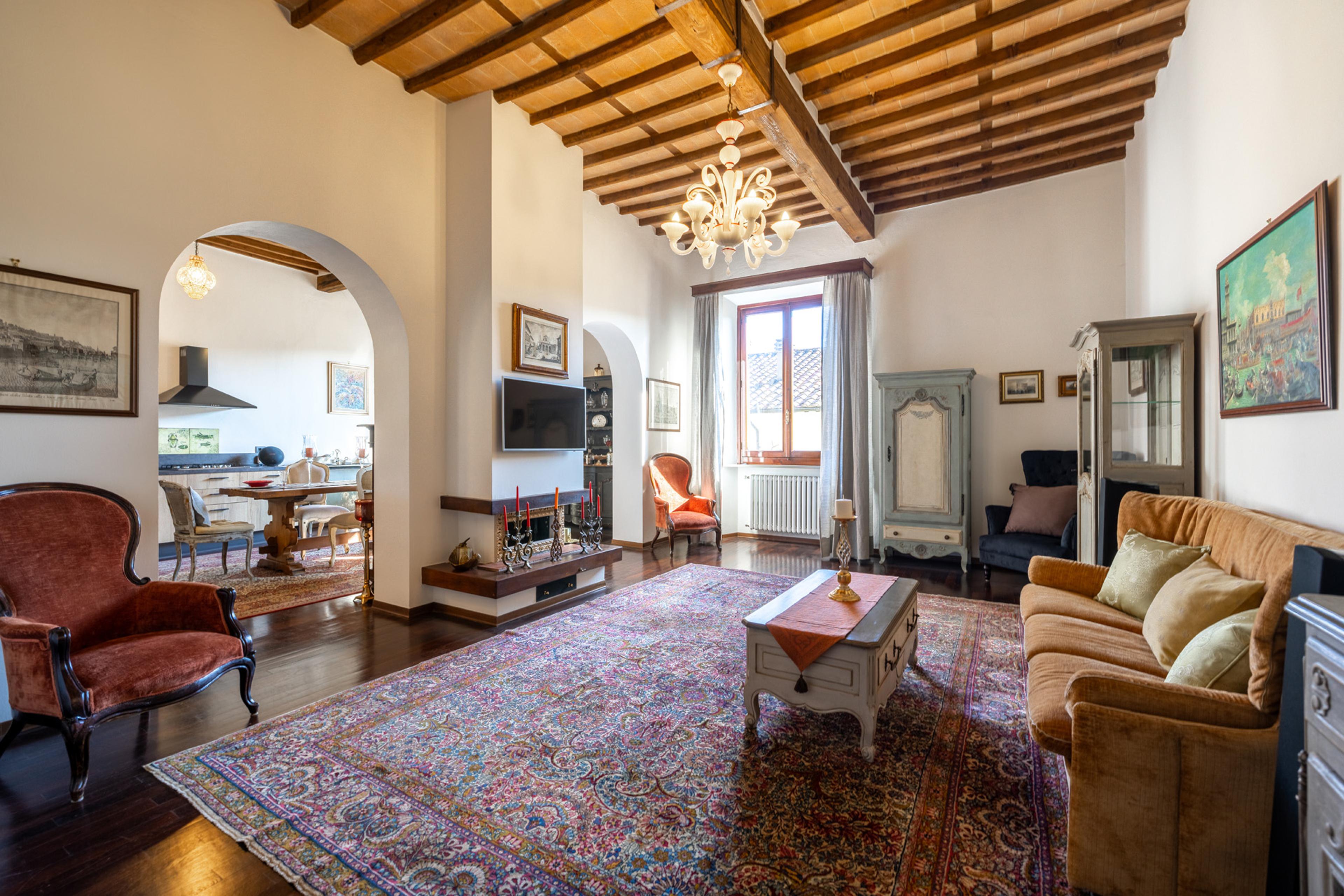 Romslig klassisk stue, ypperlig forberedt etter prinsippene for home staging, noe som øker eiendommens attraktivitet for salg. Stilfulle møbler, trebjelker i taket og elegante detaljer fremhever eiendommens verdi og skaper en unik atmosfære. Profesjonell interiørfotografi er et nøkkelkomponent i strategien for salg av premium eiendommer, tiltrekker kjøpere som søker et luksuriøst hjem.