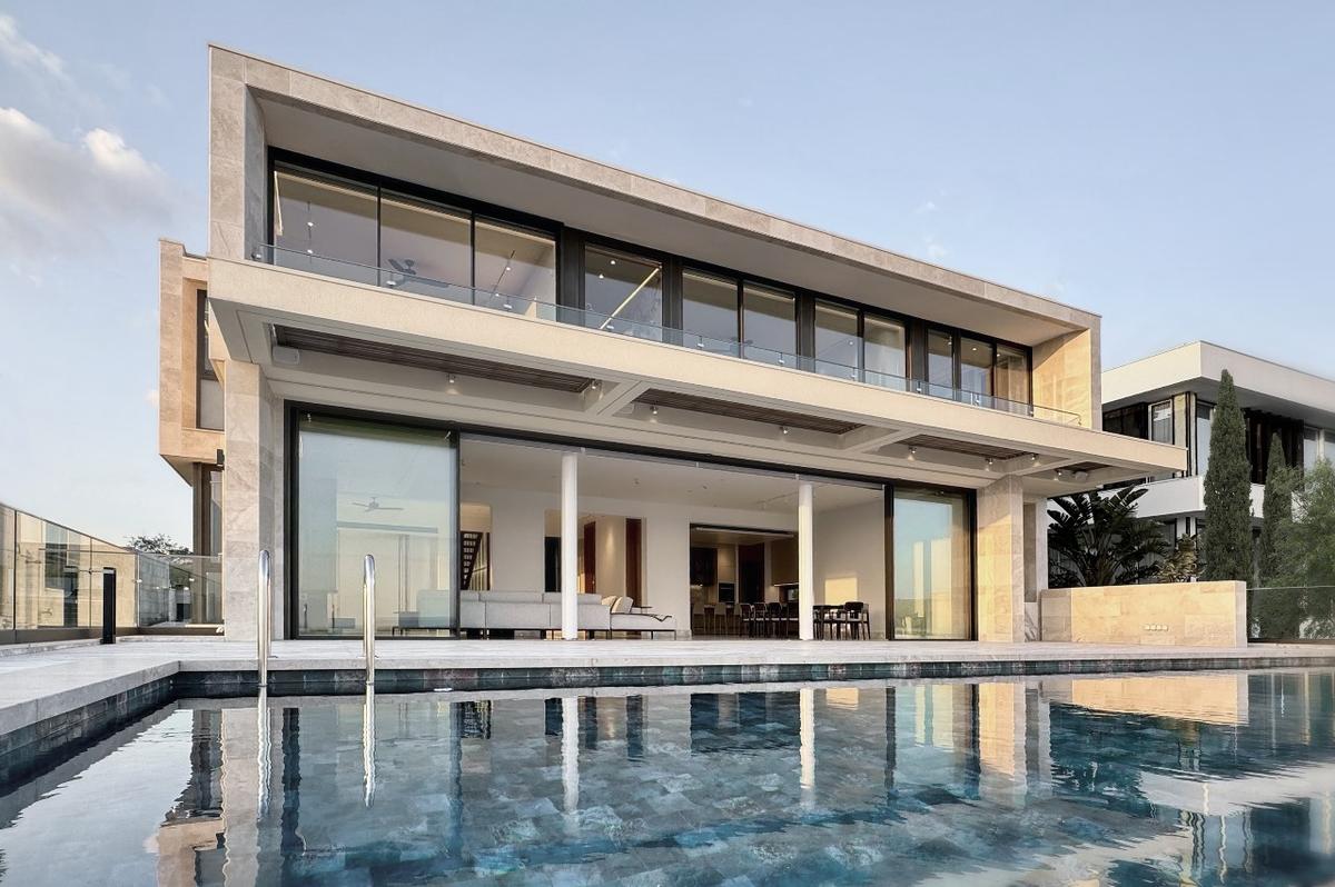 Uusi huvila uima-altaalla myynnissä – ylellinen sijoituskiinteistö Kyproksella 2025