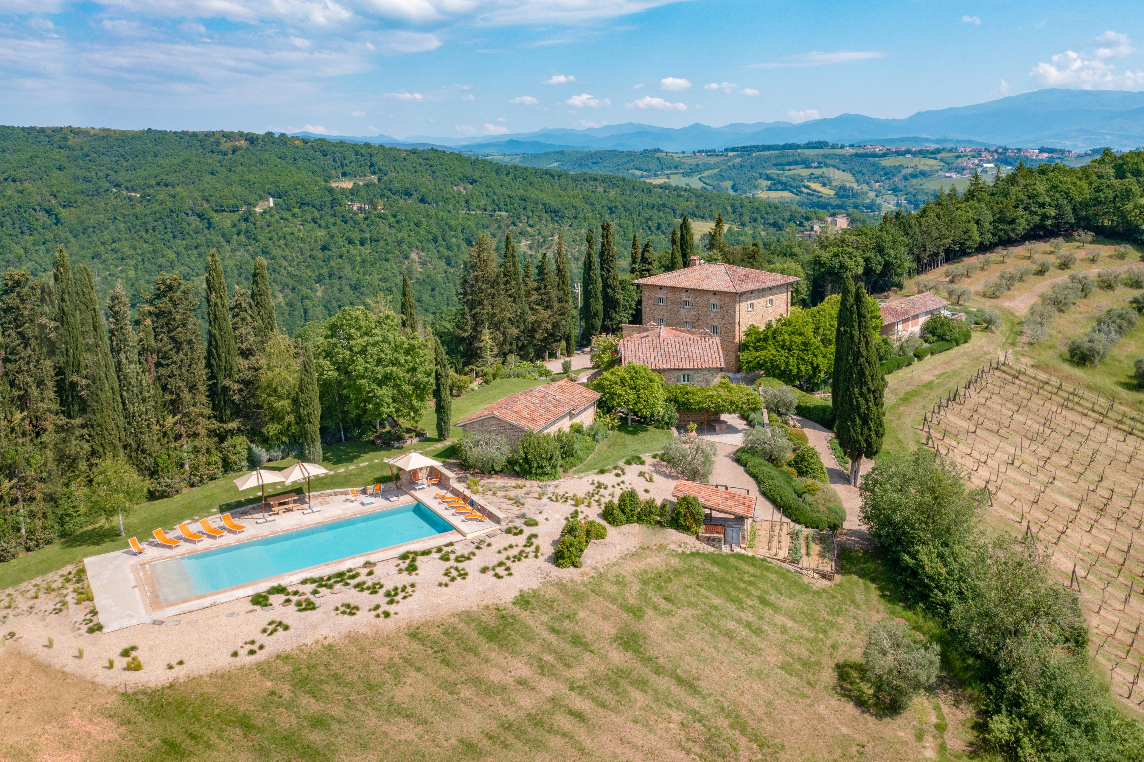Luxury villa in Tuscany for sale – picturesque property in Sansepolcro with pool and panoramic hill views. Ideal real estate investment in Italy.