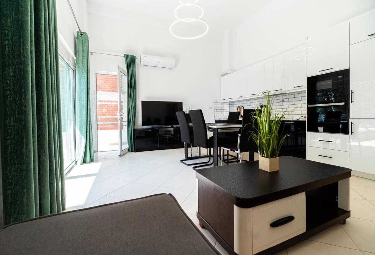 Prostorný obývací pokoj v moderním apartmánu Golem Albánie – ideální nemovitost u moře na investici a koupi v roce 2025