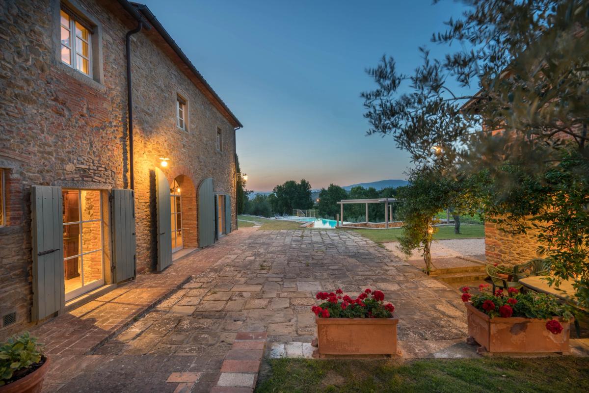 Vila pitorească din Toscana de vânzare – casă din piatră în Sansepolcro cu piscină și grădină. Proprietate ideală în Italia pentru investiție sau locuit.