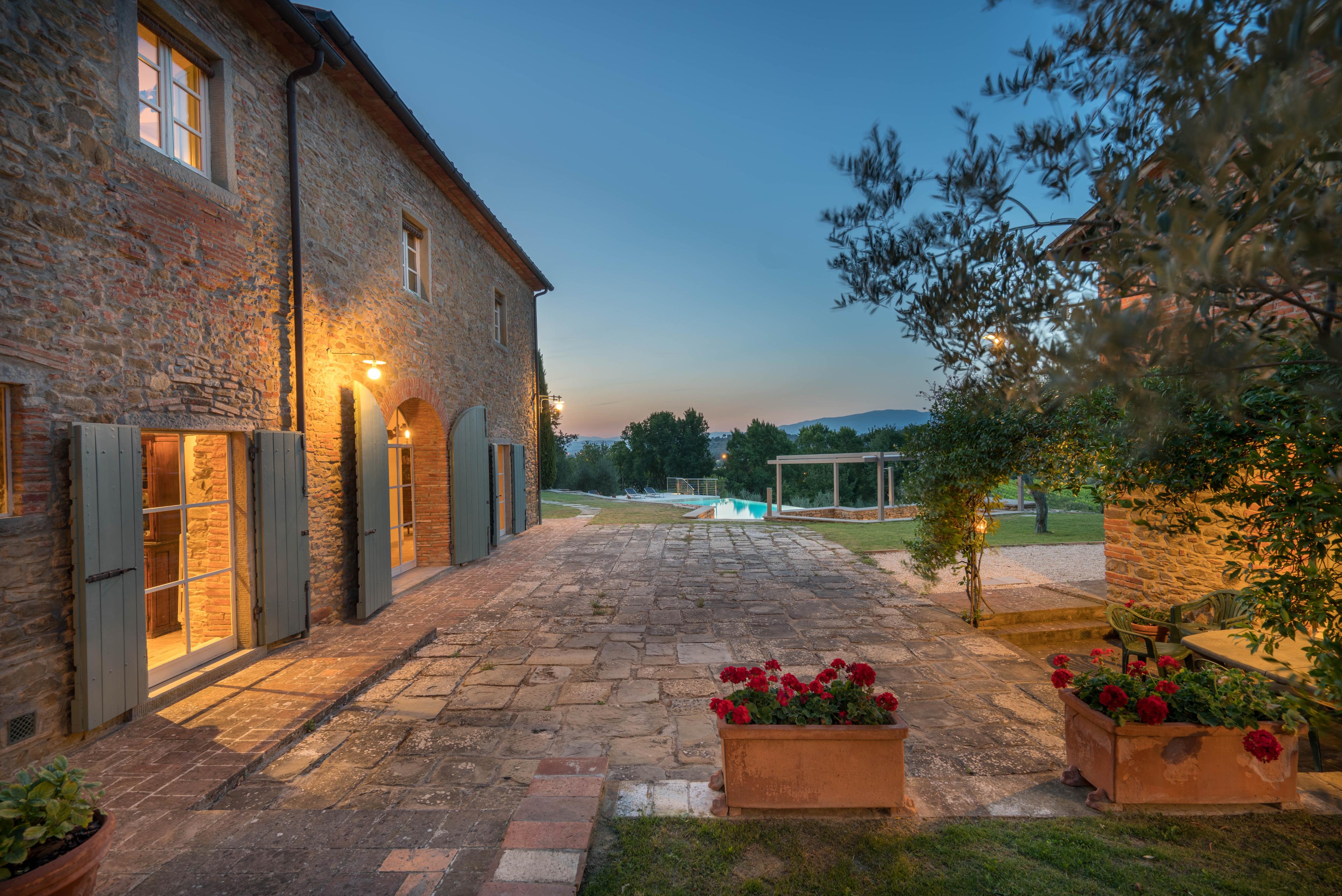Rustic villa in Tuscany for sale – stone house in Sansepolcro with a pool and garden. Ideal property in Italy for investment or living.
