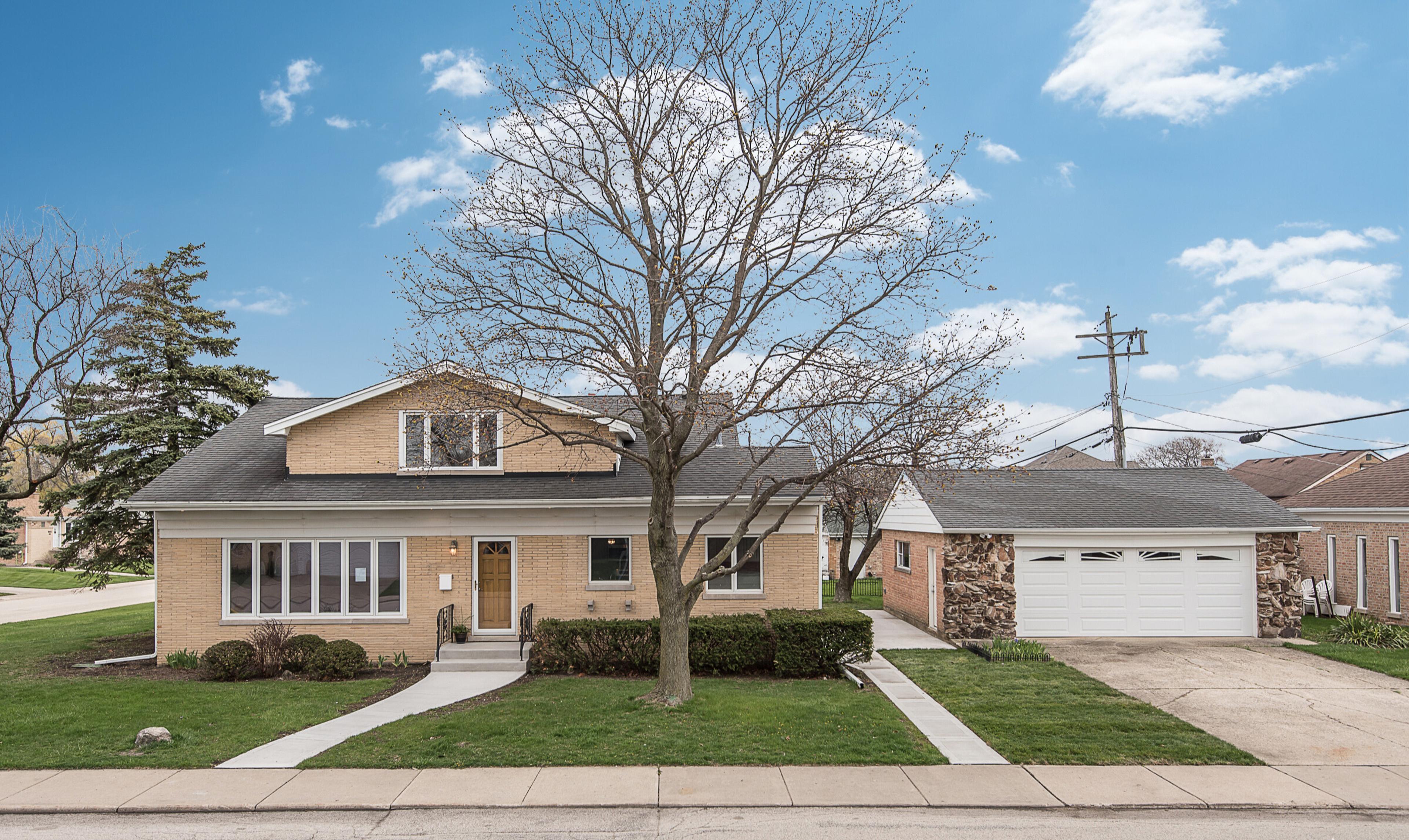 Casa en venta en Chicago: espaciosa casa unifamiliar de ladrillo, garaje doble y jardín cuidado. Propiedad en un barrio tranquilo, ideal para familias e inversores.