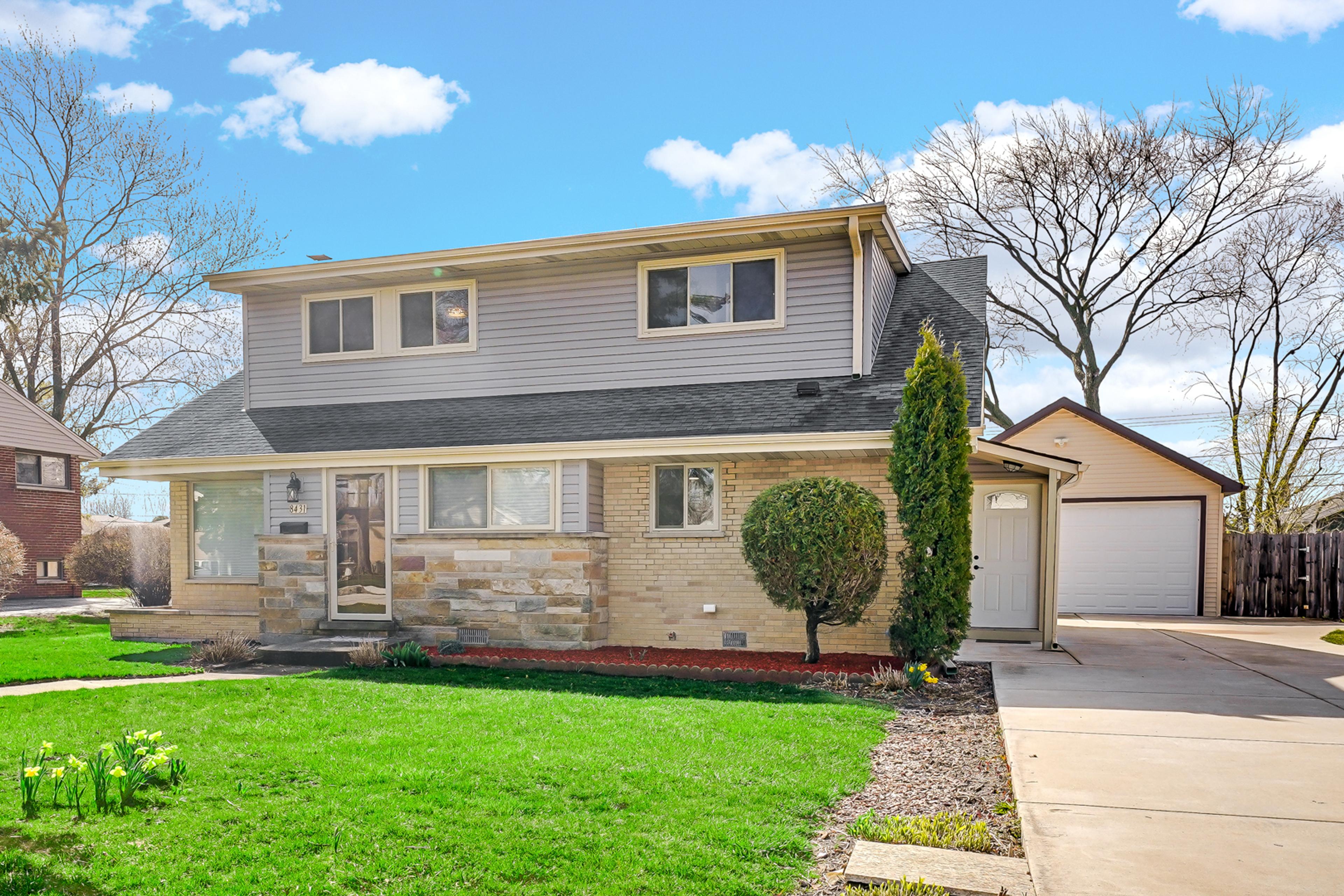 Casa unifamiliar en venta en Chicago: espaciosa propiedad con jardín, garaje y fachada moderna de ladrillo. Lugar ideal para familias que buscan un hogar confortable en un barrio tranquilo. ¡Consulta las ofertas de propiedades en Chicago!