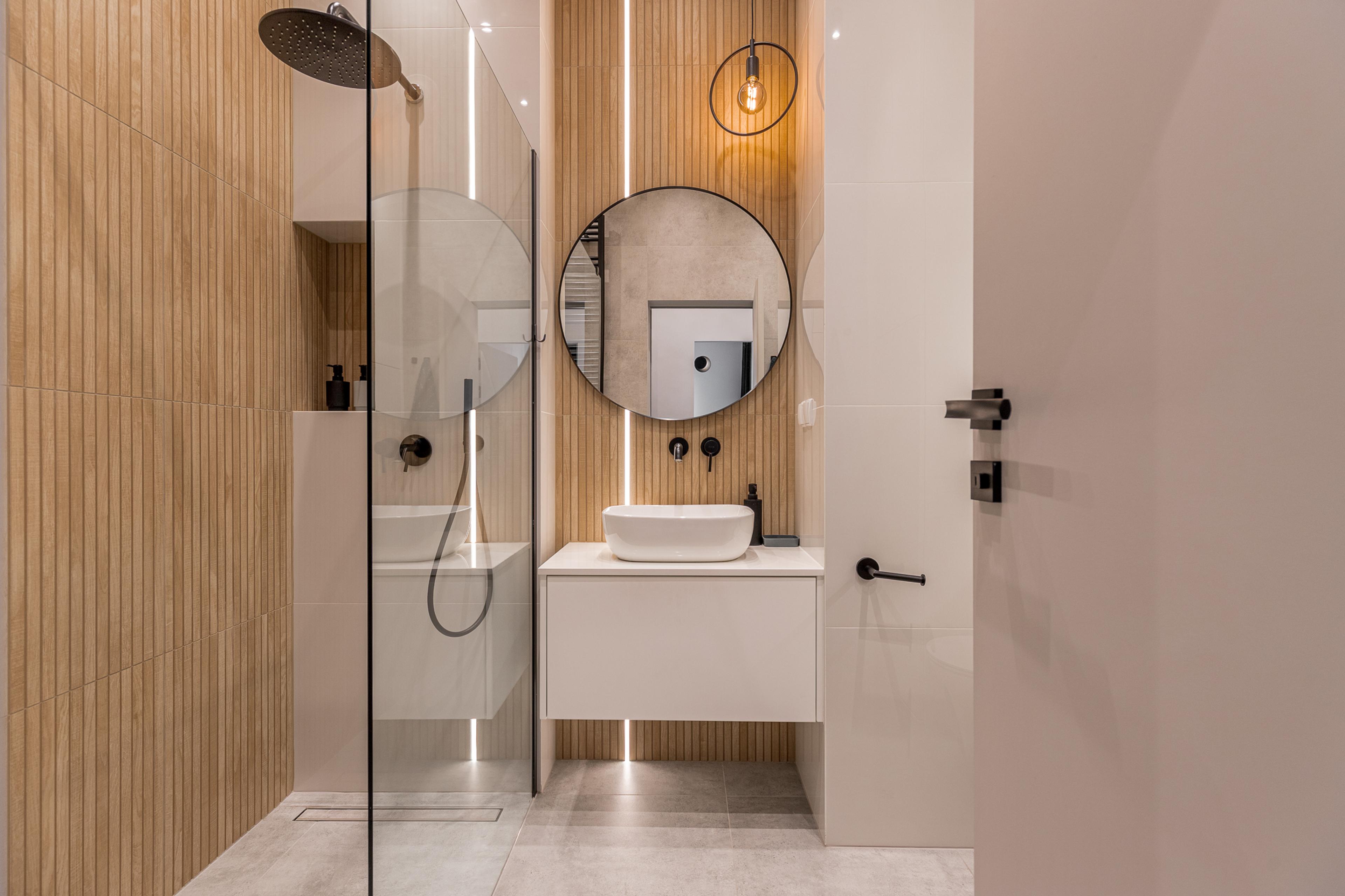 Banheiro luxuoso em novo apartamento em Wrocław – design moderno, toques de madeira e acessórios elegantes. Imóvel ideal para aluguel de curto prazo.