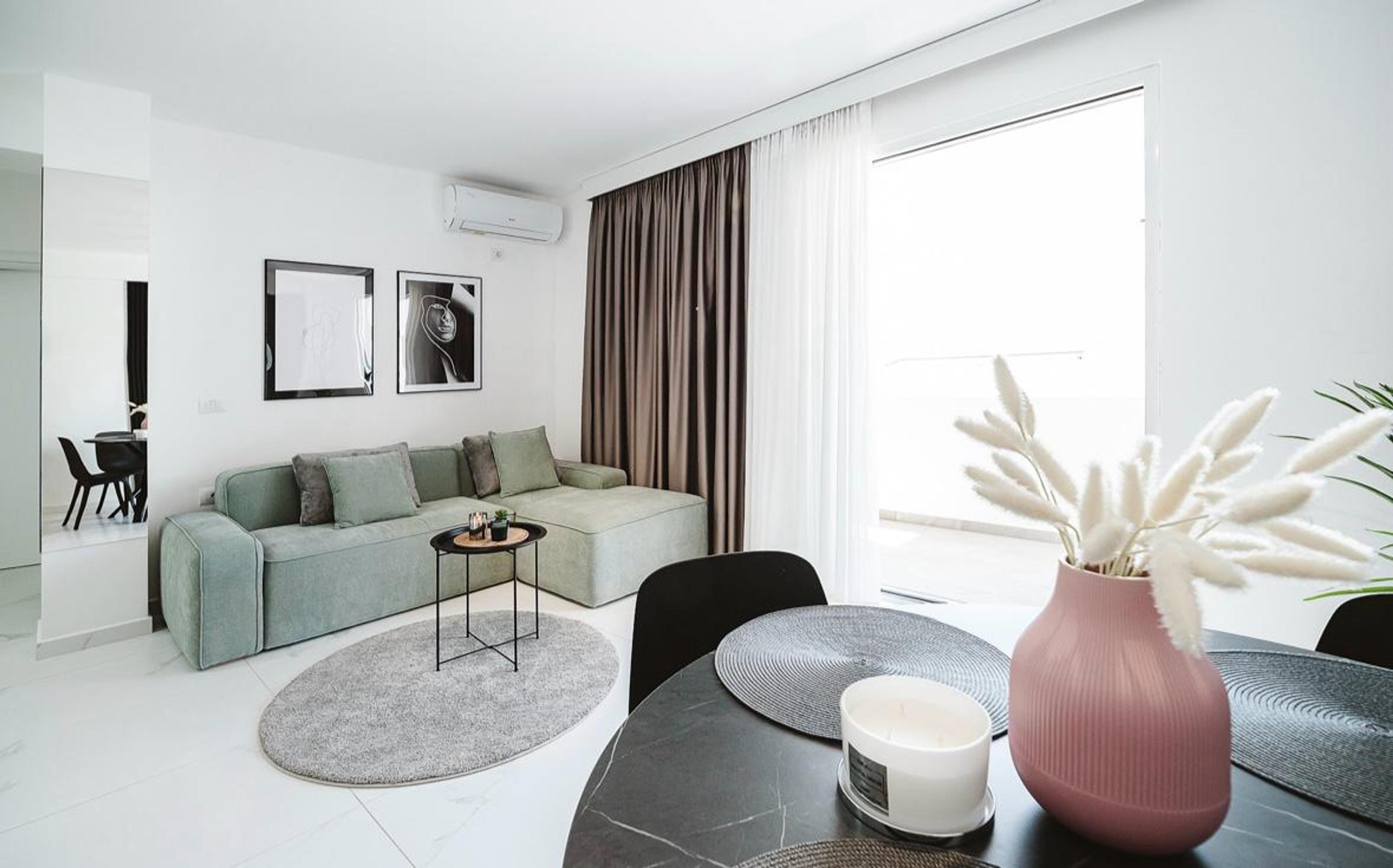 Nowoczesne wnętrze apartamentu Golem Albania – stylowe nieruchomości nad morzem idealne do inwestycji i zakupu w 2025