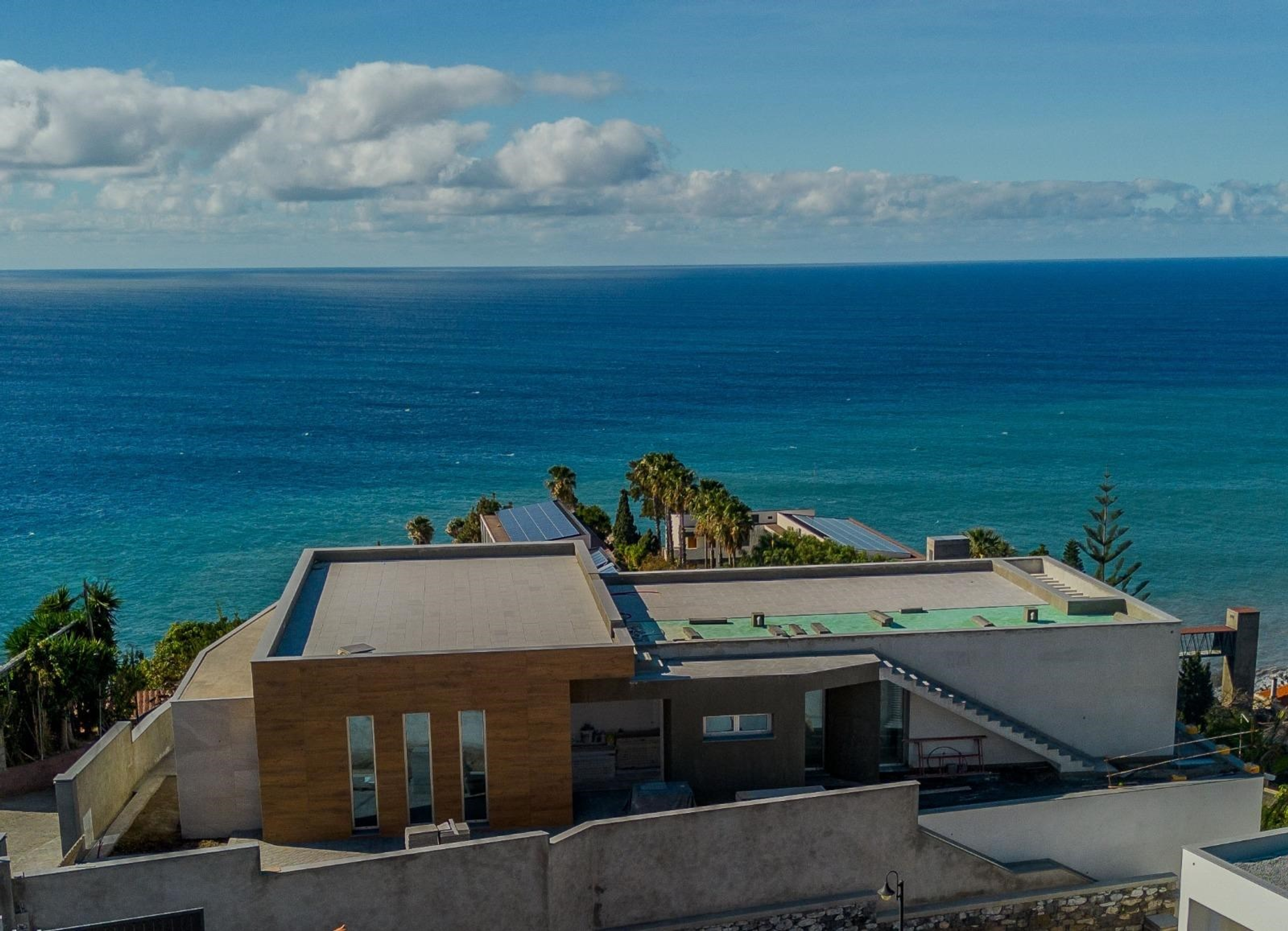 Moderne eiendom på Madeira med panoramautsikt over havet, minimalistisk design og økologiske løsninger. Eksklusiv leilighet eller villa til salgs – ideell investering i premium eiendomsmarkedet eller som luksus helårsbolig. Prestisjefylt beliggenhet, nærhet til stranden og høy standard på finish.