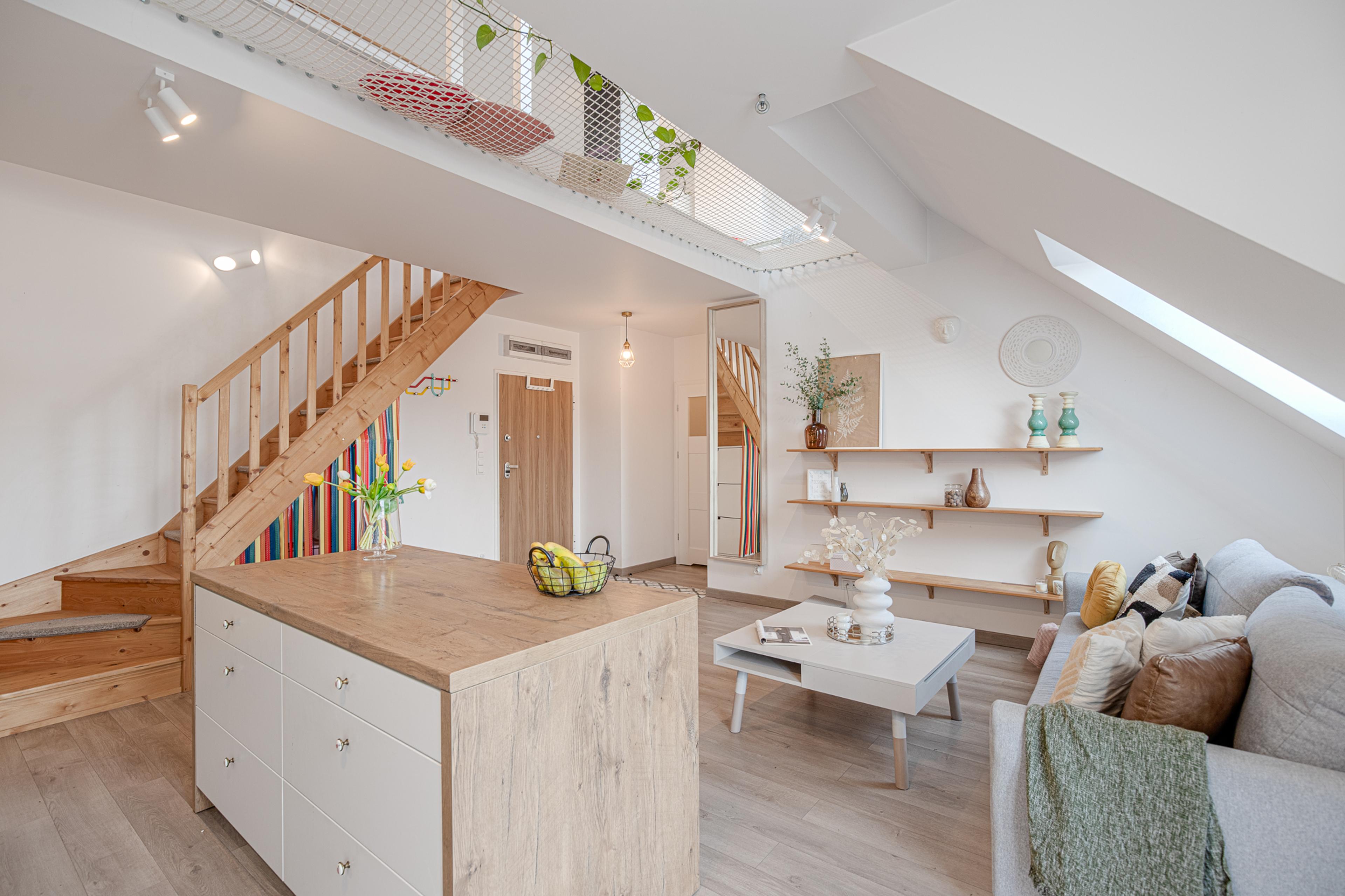 Apartamento moderno duplex para aluguel em Wrocław – interior claro, escadas de madeira e acabamento estiloso. Imóvel ideal para investimento em aluguel de longo prazo.