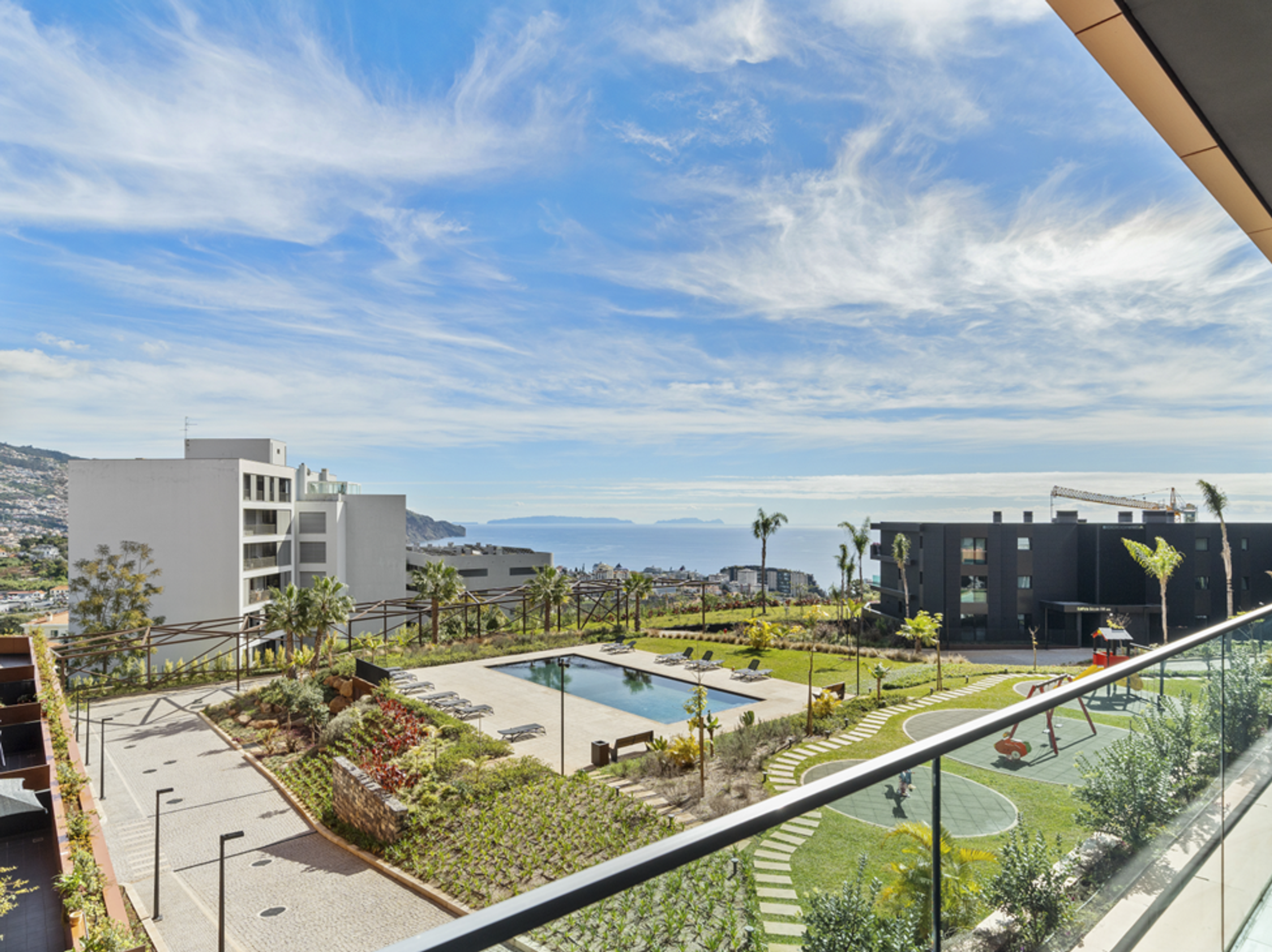 Moderne leilighet på Madeira med havutsikt, privat terrasse og tilgang til basseng. Luksuriøse eiendommer til salgs i Funchal – ideell investering for korttidsleie eller som bolig. Eksklusivt område med hage, lekeplass og nærhet til stranden.