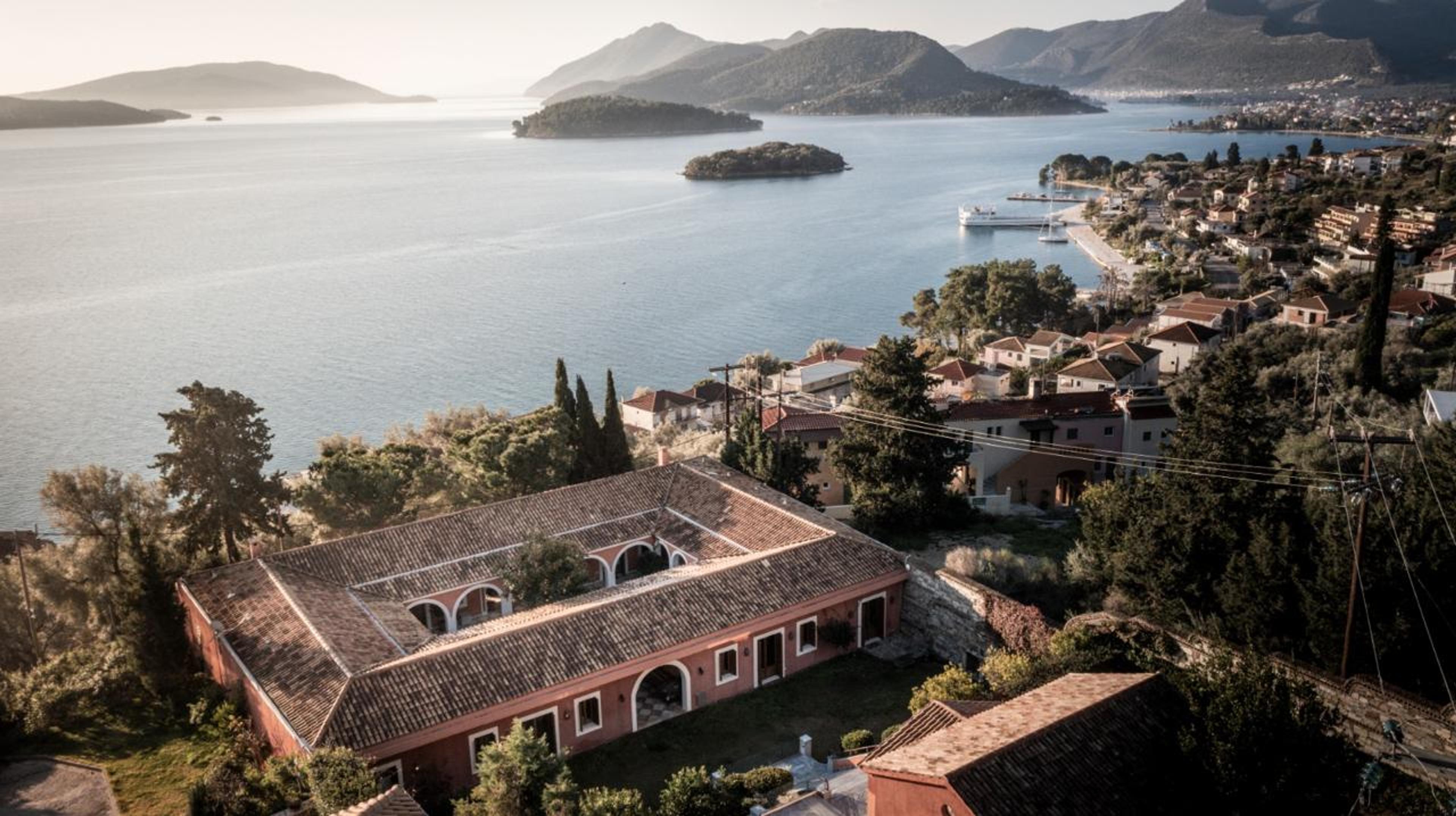 Villor Grekland till salu – traditionell grekisk villa vid havet med panoramautsikt över Joniska öarna, representerar de bästa grekiska öarna för fastighetsinvesteringar vid havet i Grekland inom Greklands golden visa fastighetsprogram