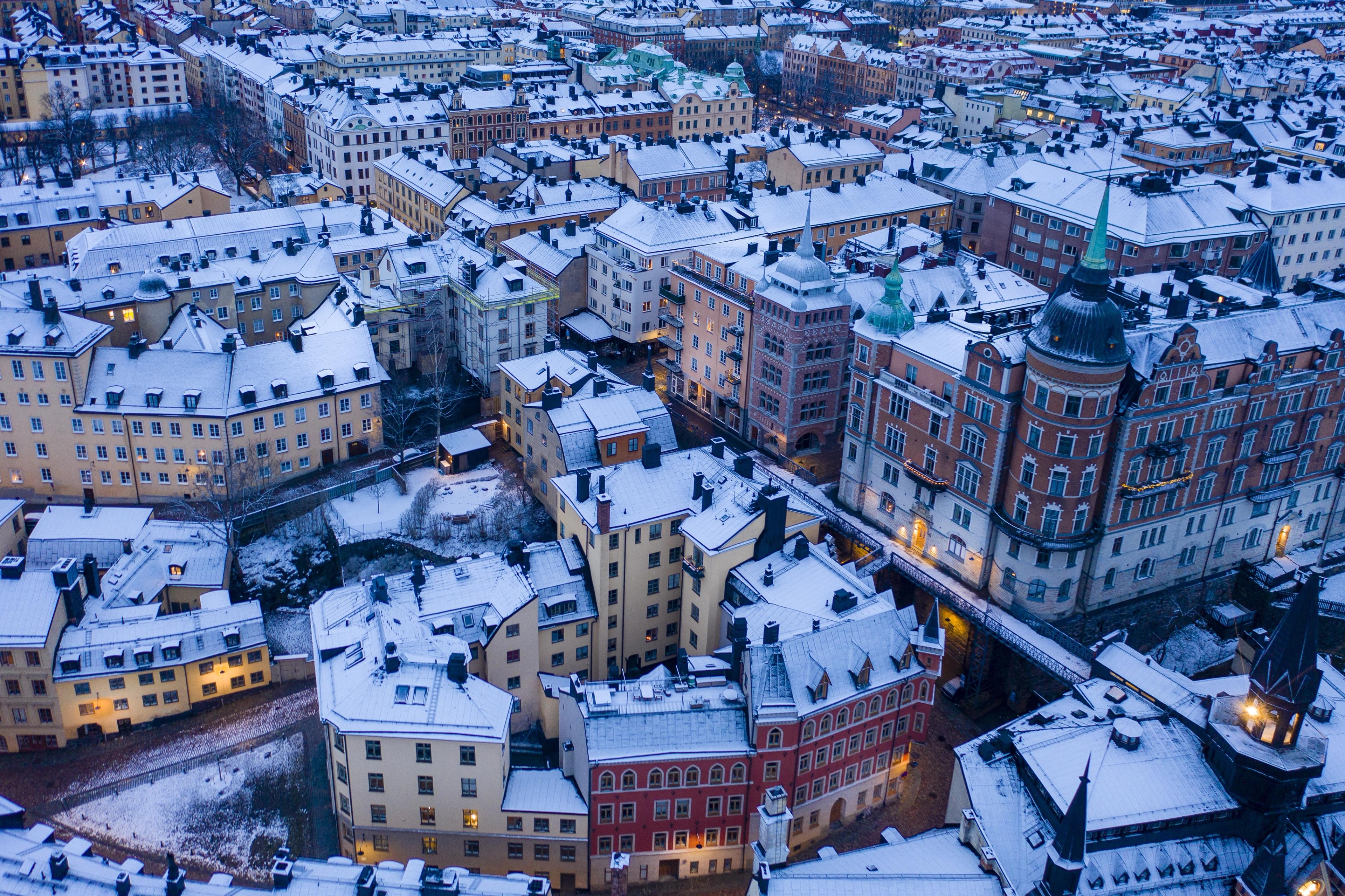 Wynajem mieszkania Sztokholm - widok z lotu ptaka na zaśnieżone centrum miasta, ilustrujący gęsty rynek najmu nieruchomości w Szwecji.