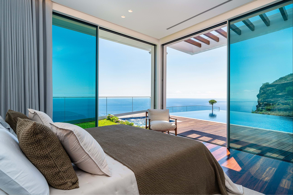 Luksus soverom i moderne villa på Madeira med havutsikt og privat infinity-basseng. Eksklusiv eiendom til salgs – ideell investering i eiendomsmarkedet for korttidsutleie eller helårsbolig. Romslige interiører, panoramavinduer og høyeste standard på finish.