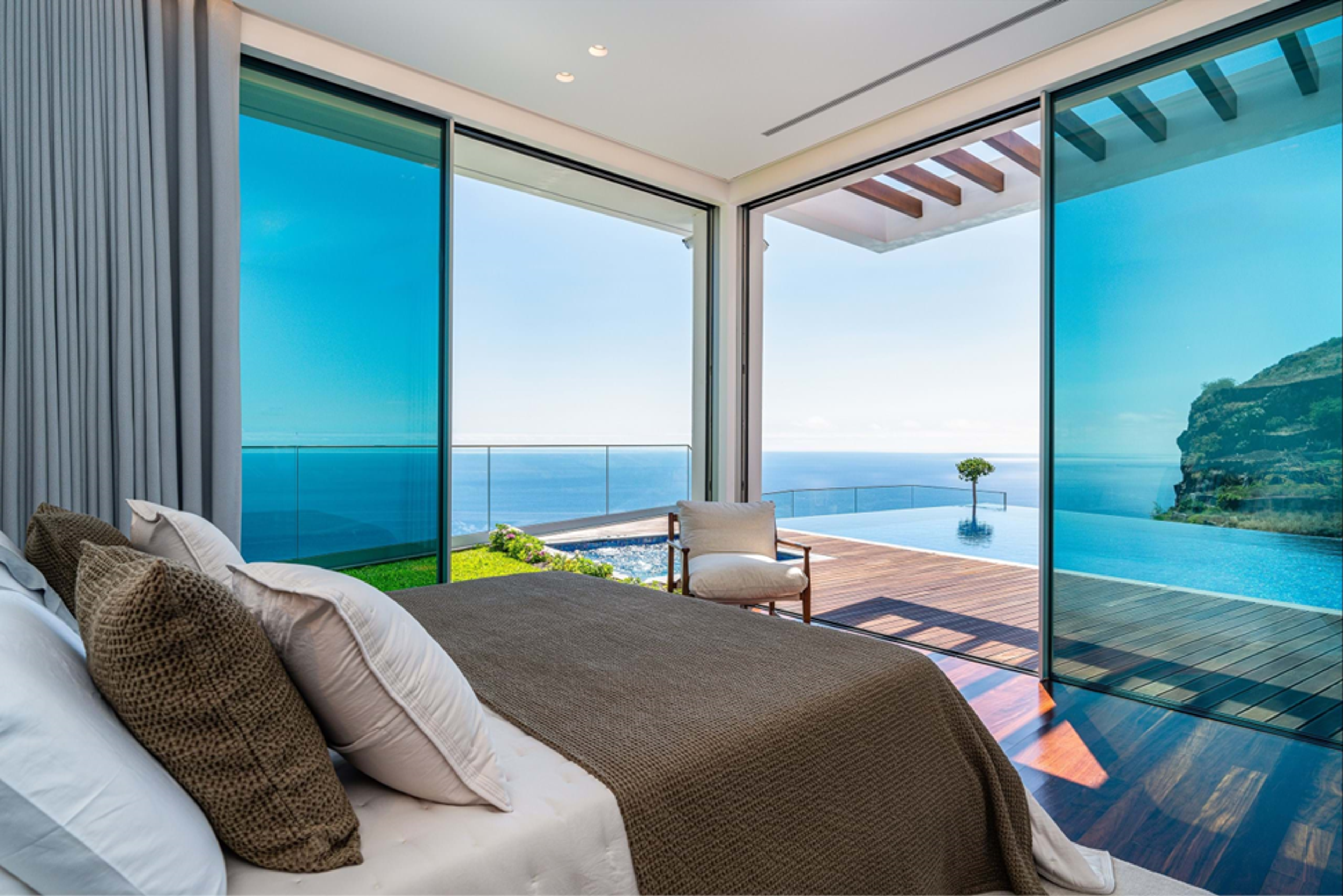 Luksus soverom i moderne villa på Madeira med havutsikt og privat infinity-basseng. Eksklusiv eiendom til salgs – ideell investering i eiendomsmarkedet for korttidsutleie eller helårsbolig. Romslige interiører, panoramavinduer og høyeste standard på finish.