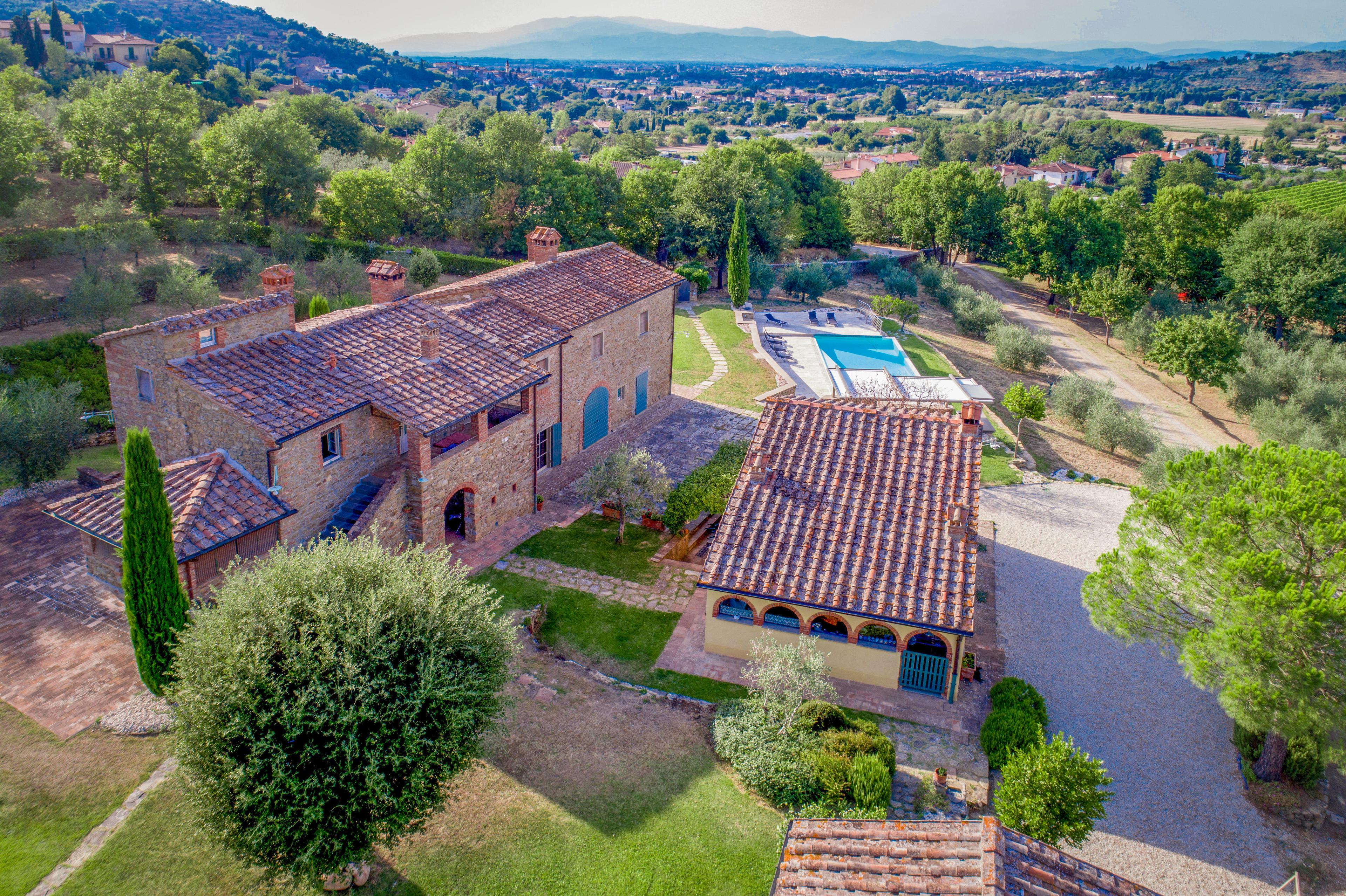 Traditional Tuscan villa for sale in Sansepolcro – stone house with pool, surrounded by vineyards and olive groves. Ideal investment property in Tuscany.