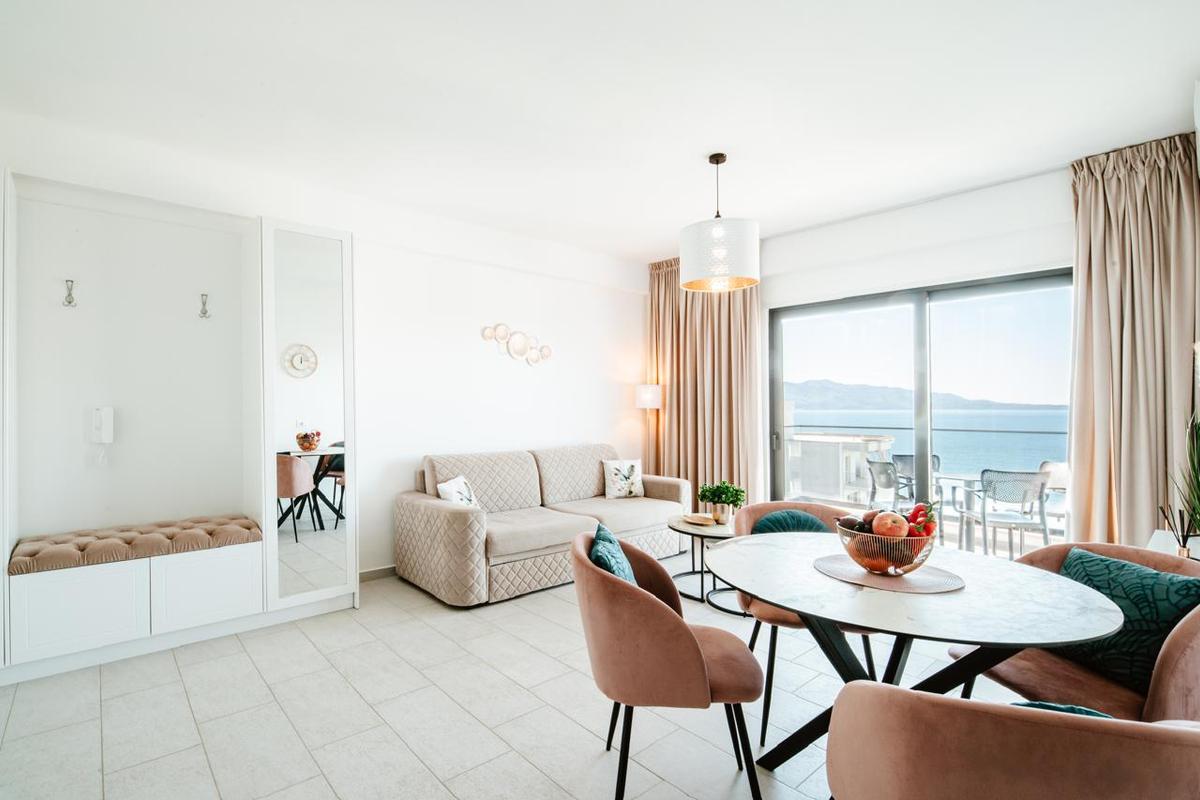 Apartmán v Albánii k pronájmu, obývací pokoj s terasou a výhledem na moře