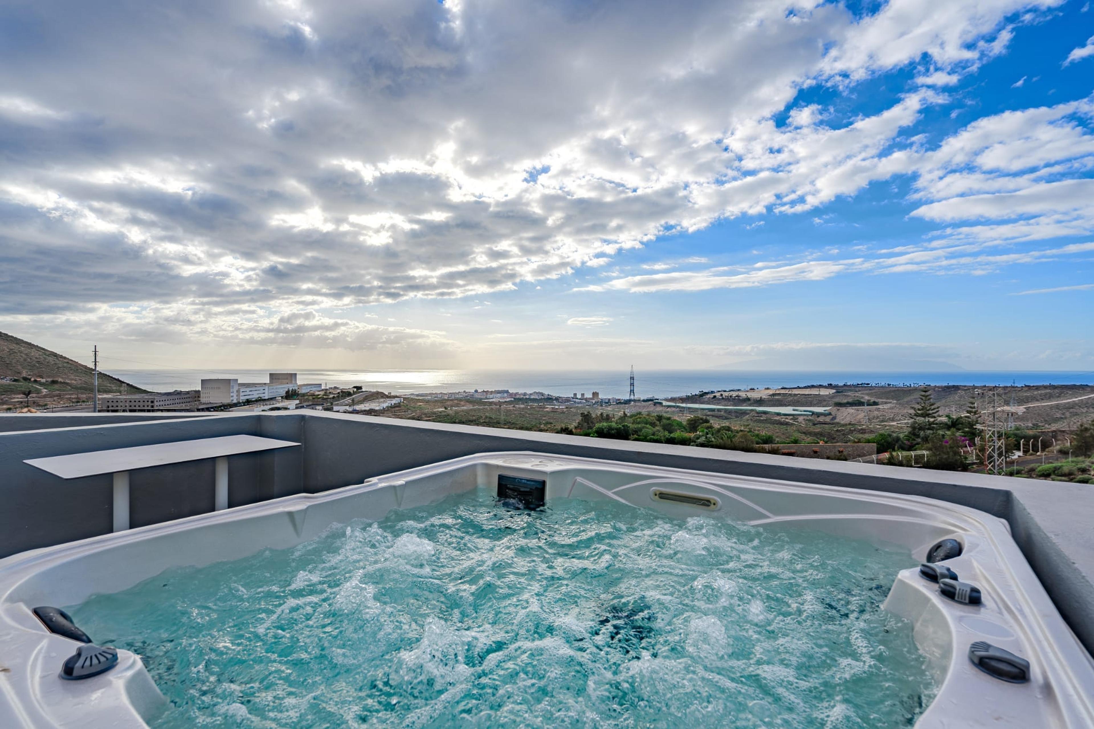 Lägenhetsterrass med jacuzzi och havsutsikt på Teneriffa