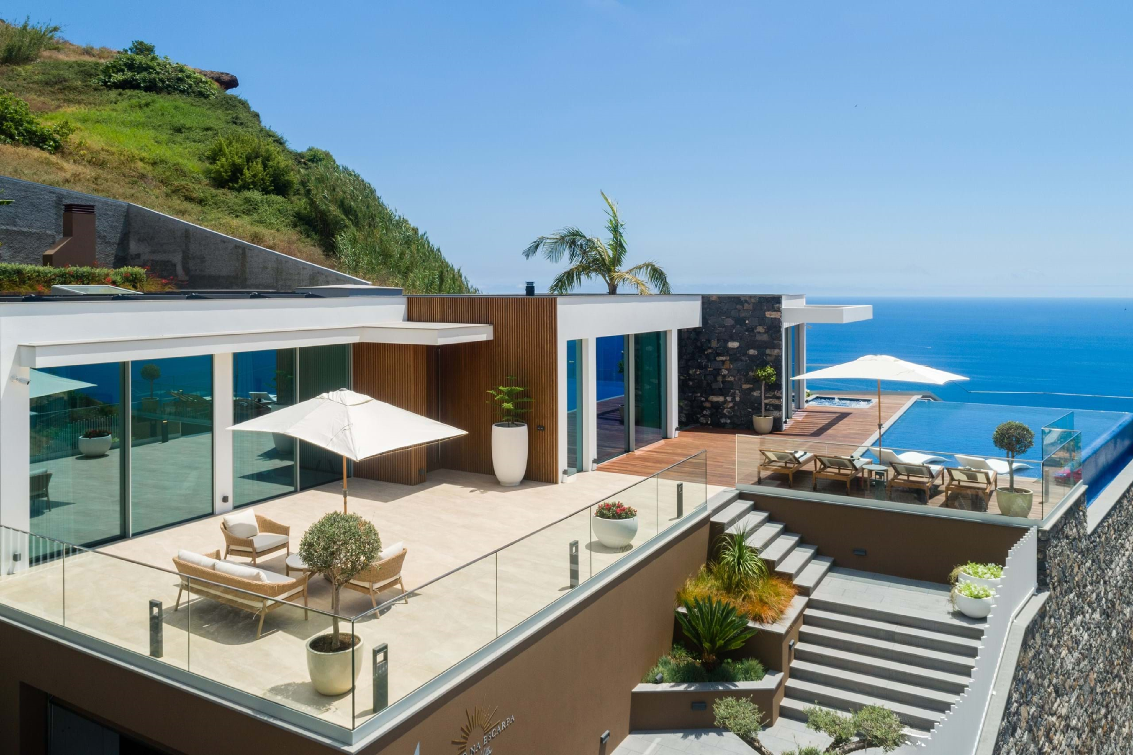 Luksusvilla på Madeira til salgs – moderne eiendom med infinity-basseng og panoramautsikt over havet. Eksklusivt hus på Madeira ideelt for korttidsutleie eller helårsbolig. Beste eiendomsinvestering på Madeira i 2025 – prestisjetung beliggenhet, moderne arkitektur og nærhet til stranden.