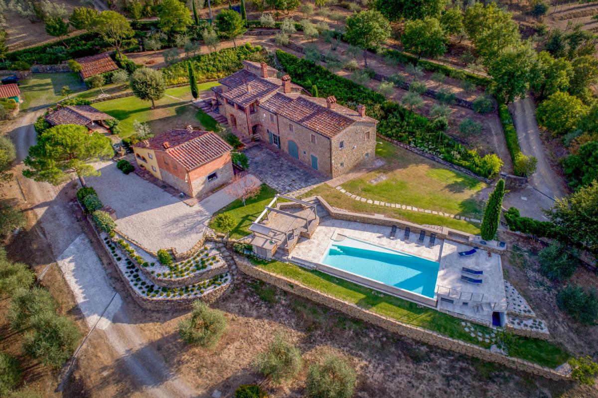 Vila exclusivistă de vânzare în Sansepolcro – proprietate în Toscana cu piscină, înconjurată de livezi de măslini și podgorii. Investiție ideală în proprietăți de lux în Italia.