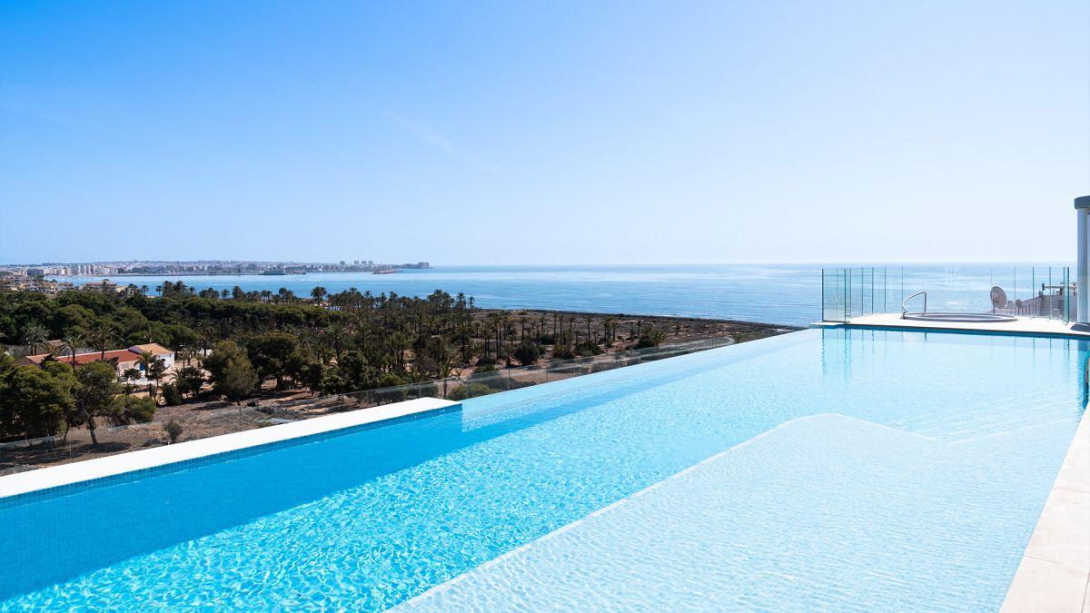 Luxuriöser Infinity-Pool an einer Villa an der Costa Blanca mit Panoramablick auf das Mittelmeer und den Strand