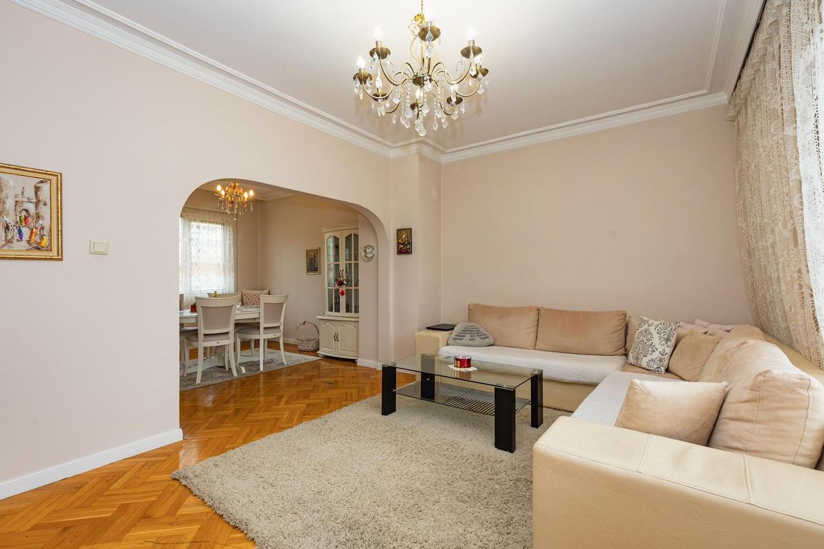 Kodikas olohuone asunnossa myytävänä Plovdivissa – houkutteleva kiinteistö Plovdivissa, kiinteistön osto Bulgariassa