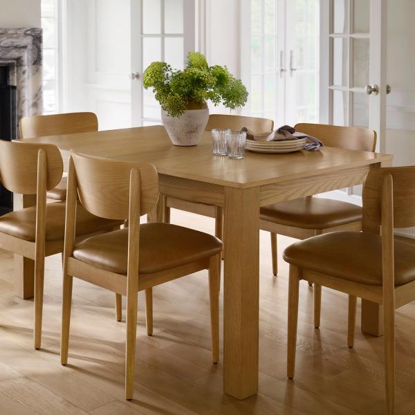Harvest dining table in oak with haiku dining chairs