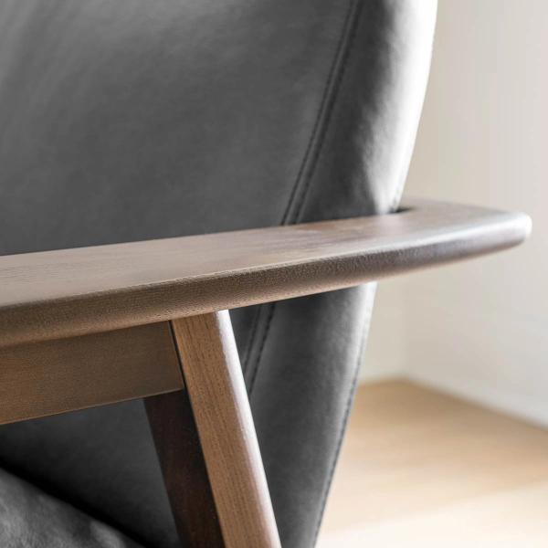 Lodge chair in slate leather walnut close up