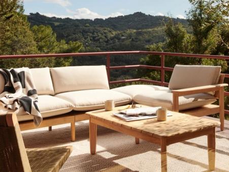 Outdoor sectional with coffee table