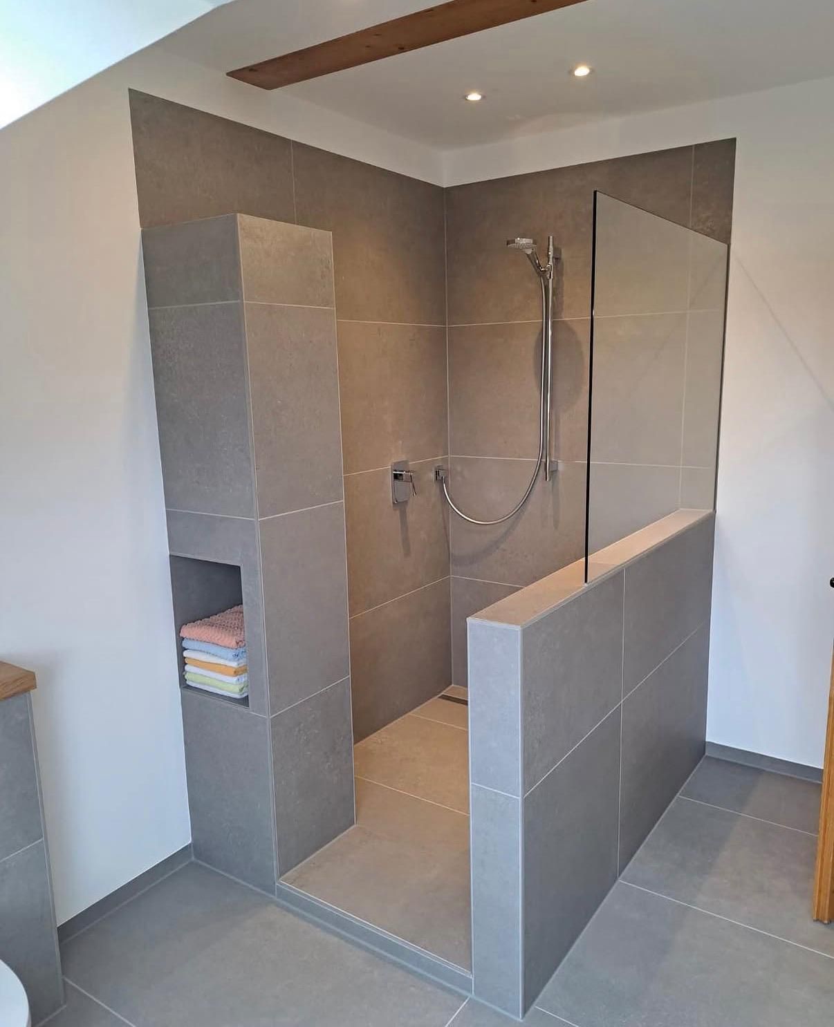 Bodenebene Dusche in Betonoptik