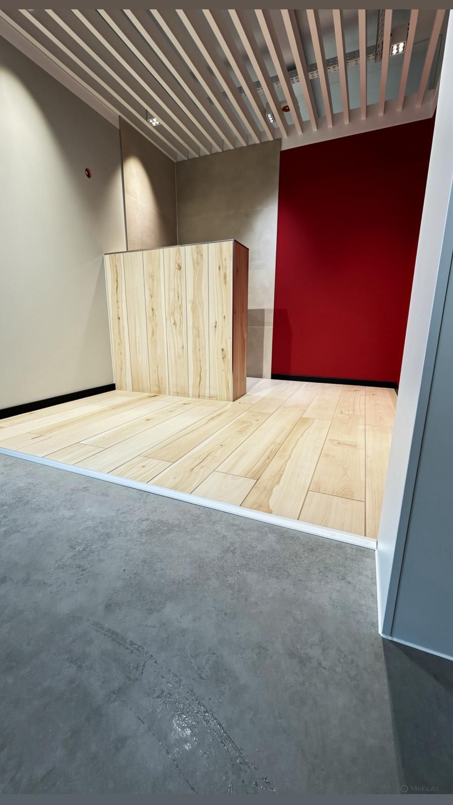 Gewerbefläche mit Holzoptik-Platten
