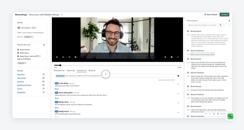 Page d'appel de Salesloft Conversations avec les trackers, le deal associé, les commentaires de coaching et la transcription
