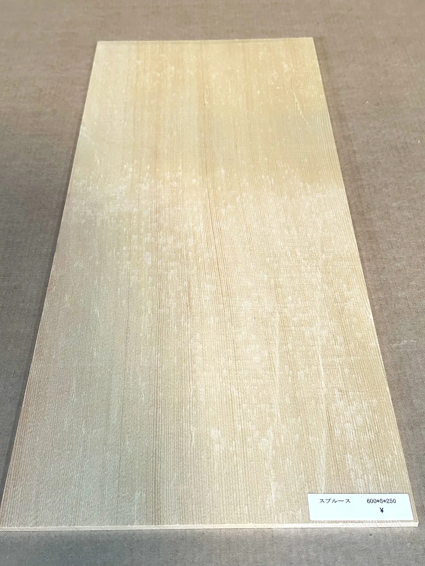 Back-side grain structure of spruce lutherie wood