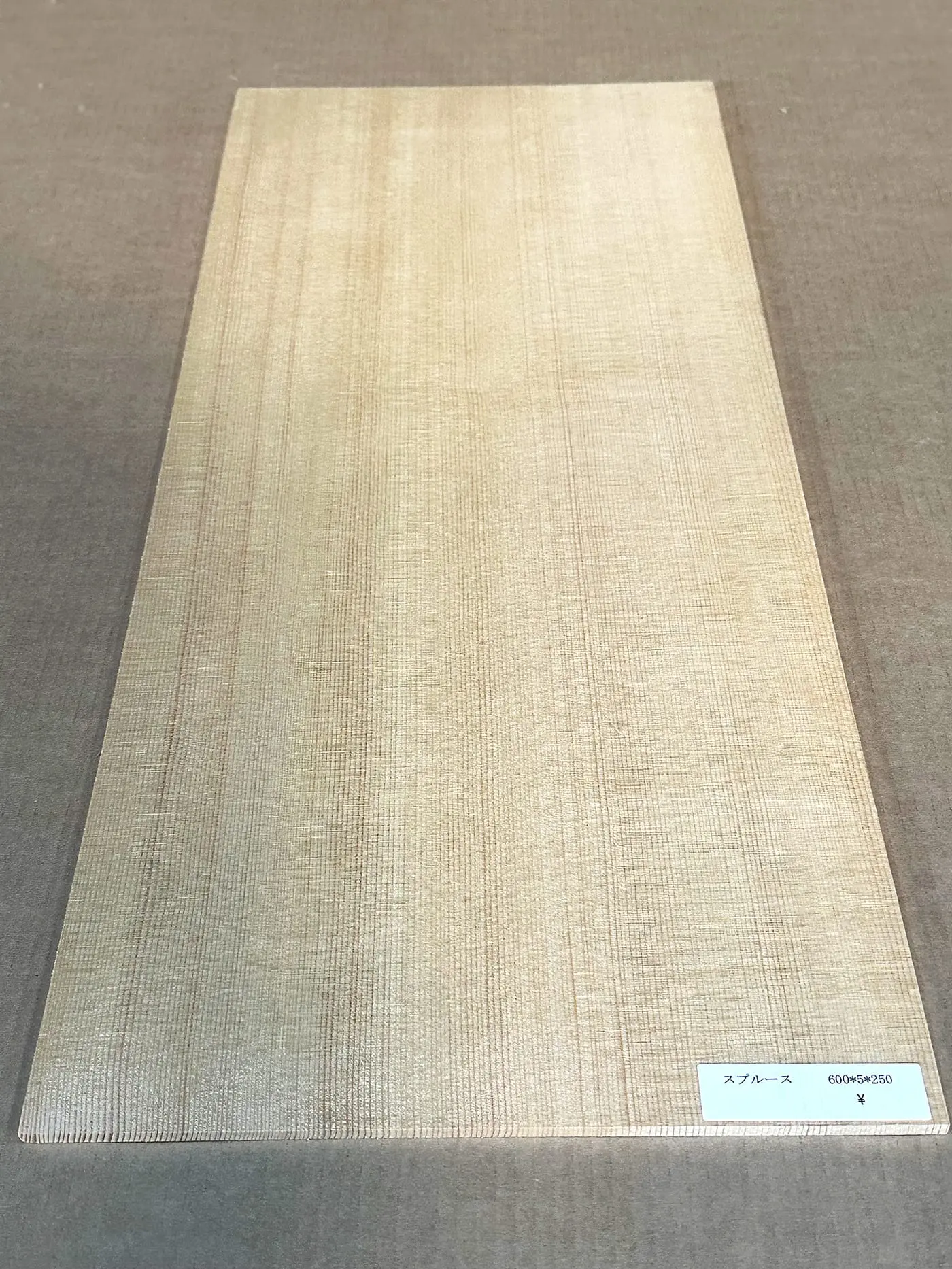 Surface grain characteristics of spruce lutherie wood