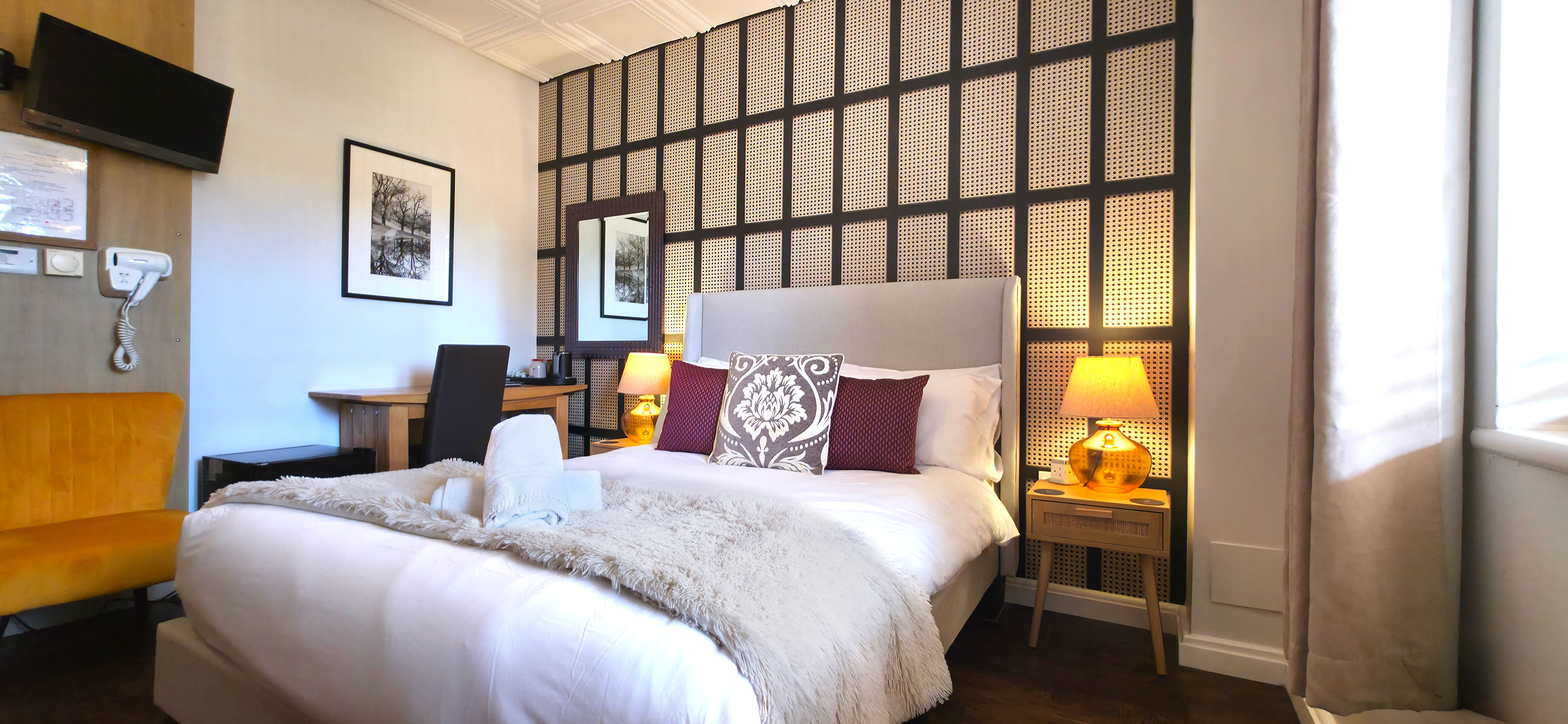 Double bed with dark grid wall, glass side lamps digital TV, mirror & hairdryer 