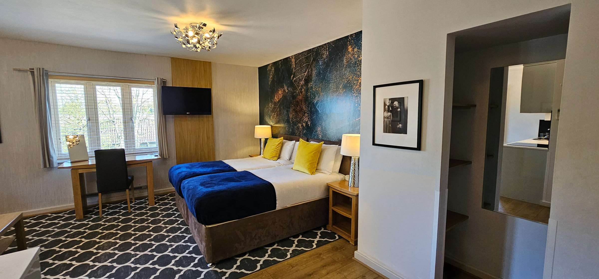 Twin Studio Suite also with desk & Digital TV
