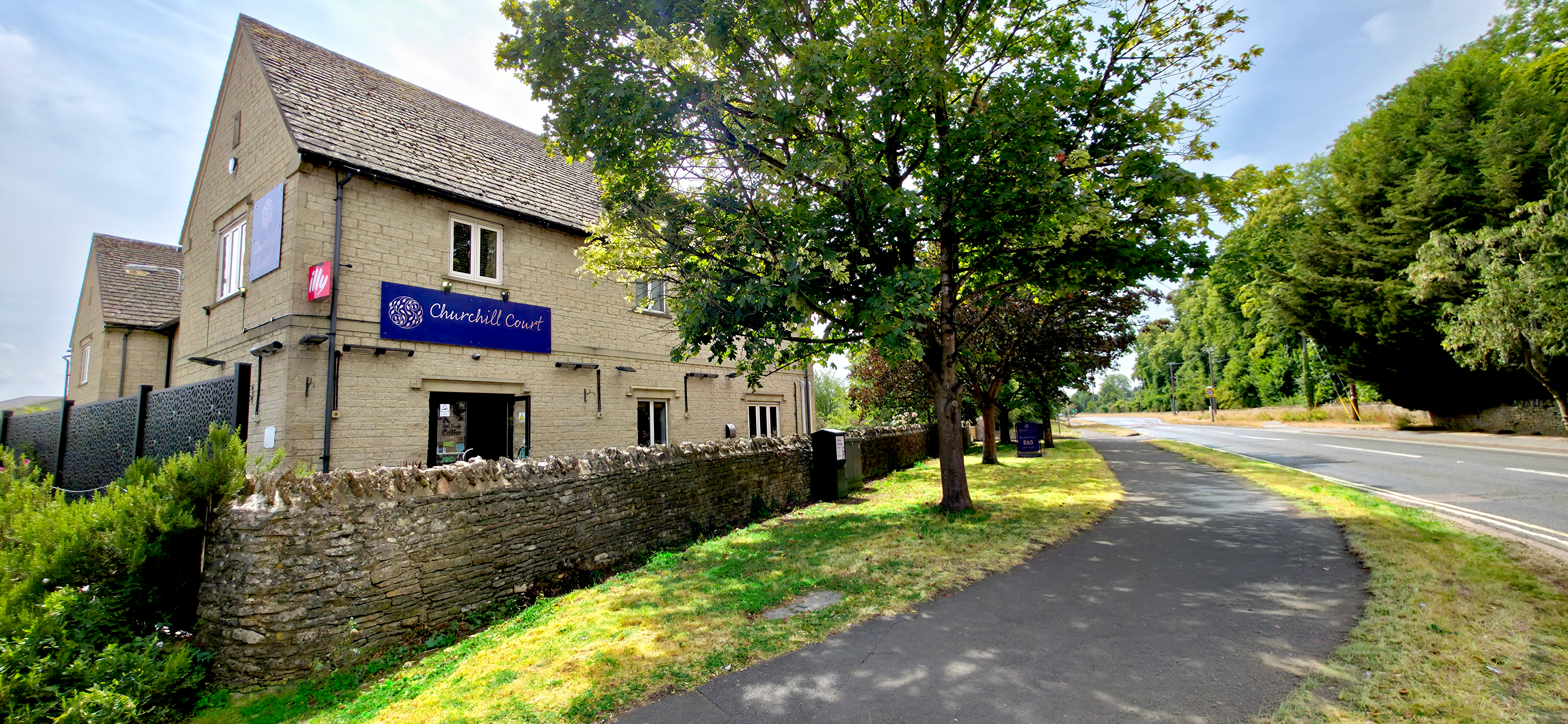 The Cotswolds are the Churchill Courts playground - 4 min walk from the train station