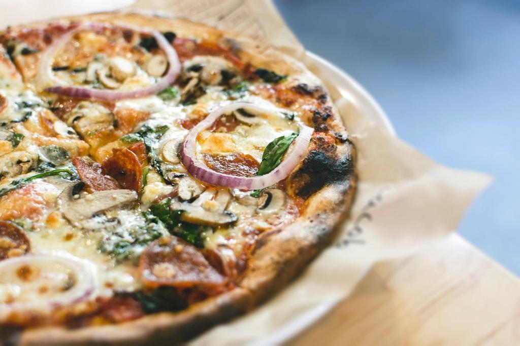 Pizza mit Pilzen, Zwiebeln und Salami