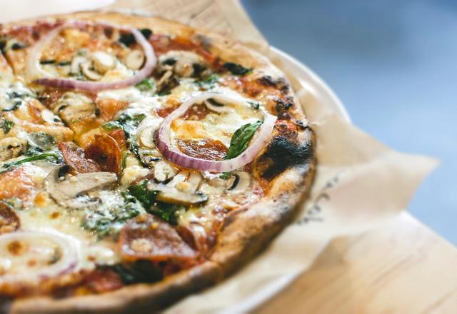 Pizza mit Pilzen, Zwiebeln und Salami